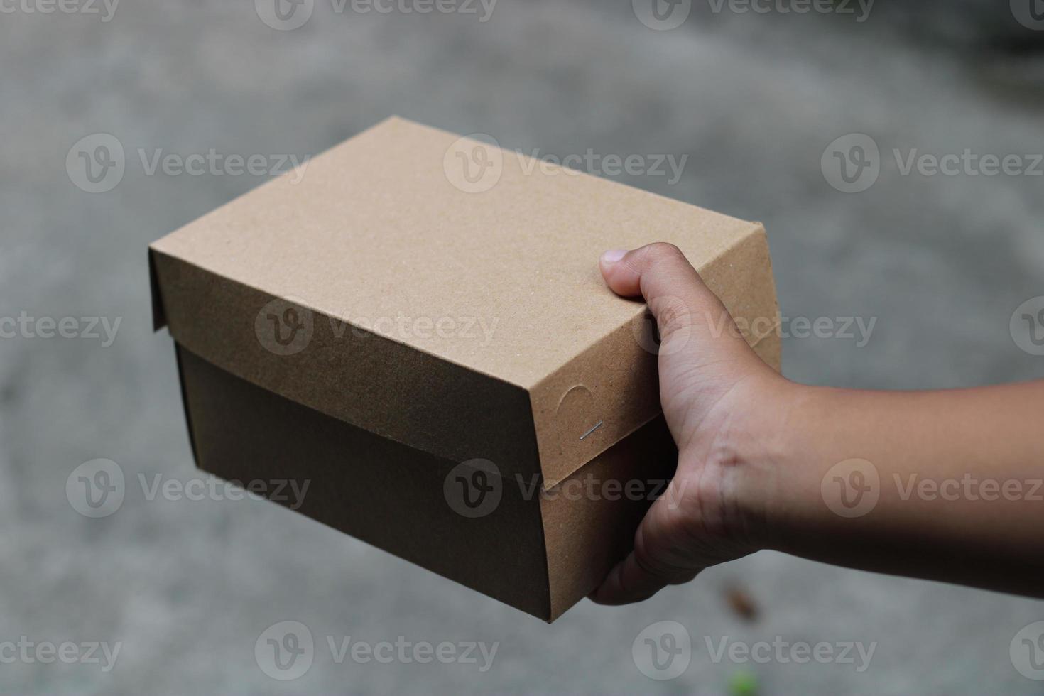 vide marron papier carton photo tenue dans main