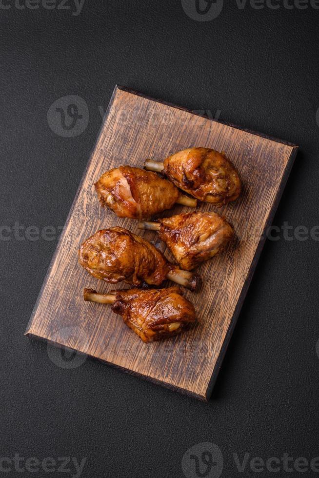 délicieux grillé poulet jambes avec épices et herbes dans teriyaki sauce photo