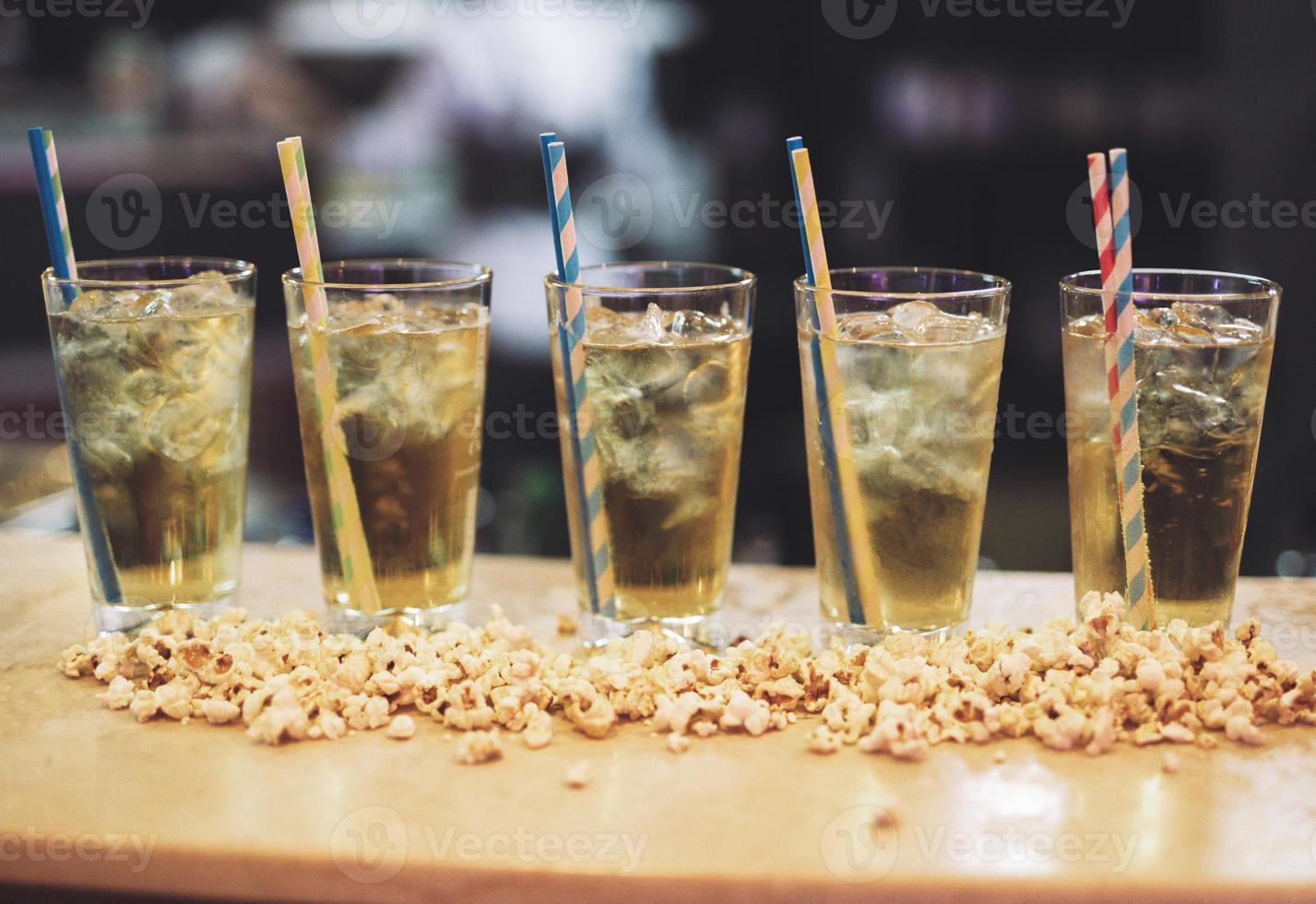 magnifique et délicieux alcoolique des cocktails préparé à le bar par le barman. photo