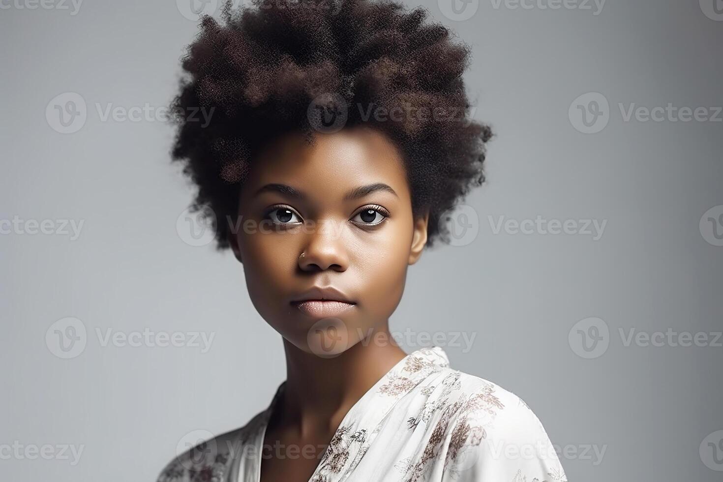 africain fille avec frisé noir cheveux. studio portrait. gris Contexte. génératif ai photo