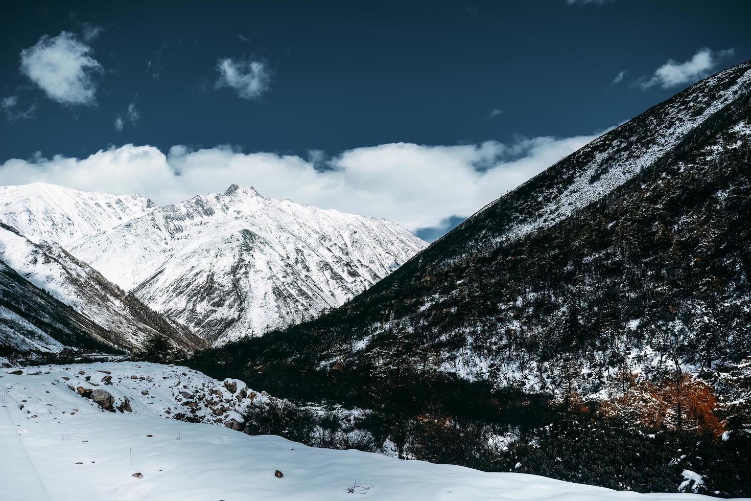 spectaculaire paysage dans le haute montagnes de occidental Sichuan, Chine, avec différent saisons photo