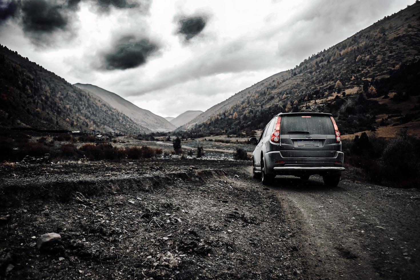 le montagneux route en dessous de construction dans occidental Sichuan, Chine photo