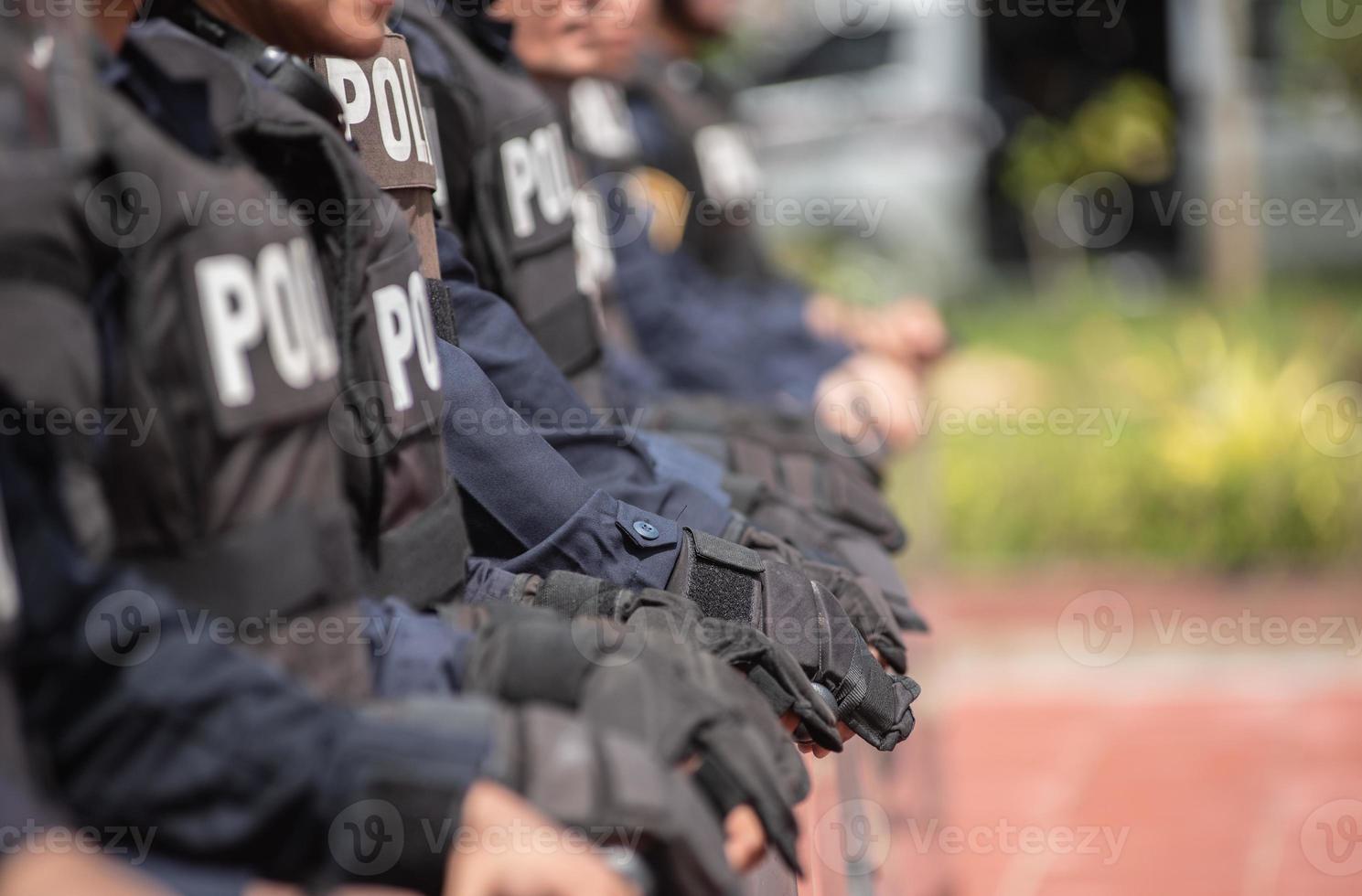 émeute police contrôle le foule. photo