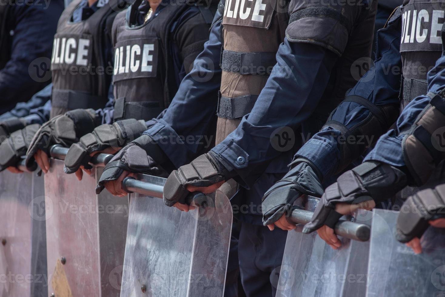 émeute police contrôle le foule. photo