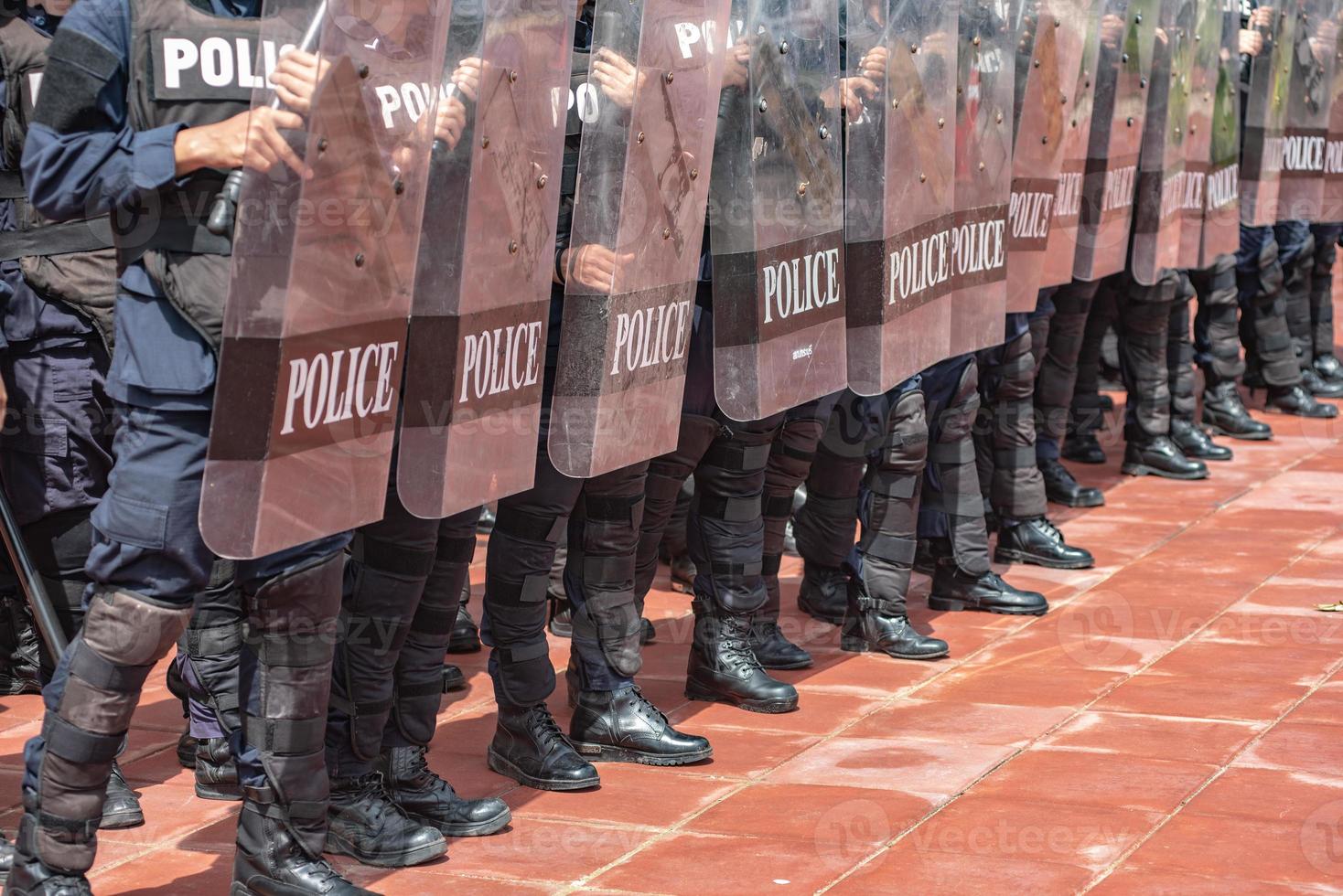 émeute police contrôle le foule. photo