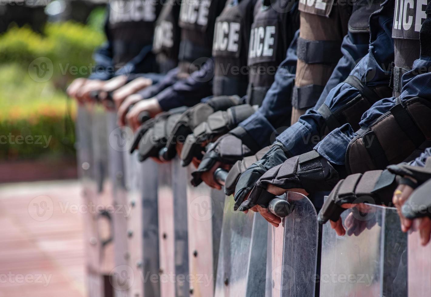 émeute police contrôle le foule. photo