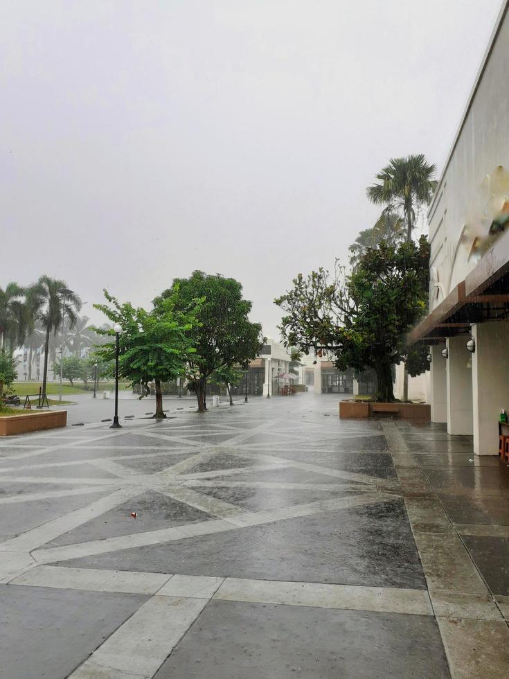 le Cour de une achats centre sur une pluvieux journée et non un. photo