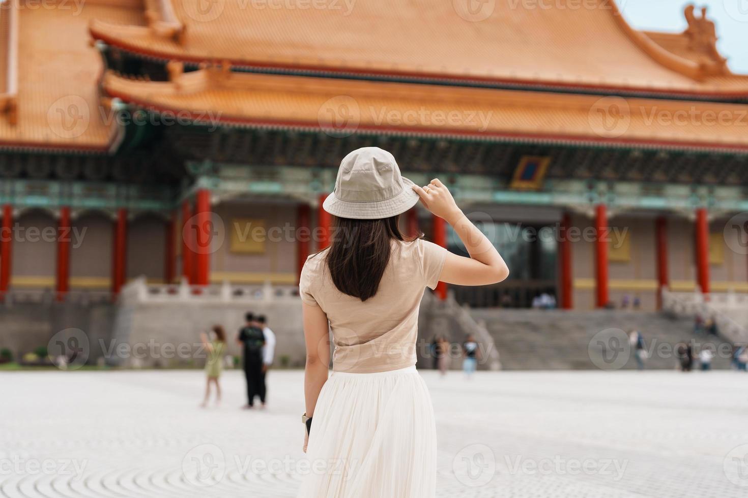 femme voyageur visite dans Taïwan, touristique avec chapeau tourisme dans nationale chiang kai shek Mémorial ou salle liberté carré, Taipei ville. point de repère et populaire attractions. Asie Voyage concept photo