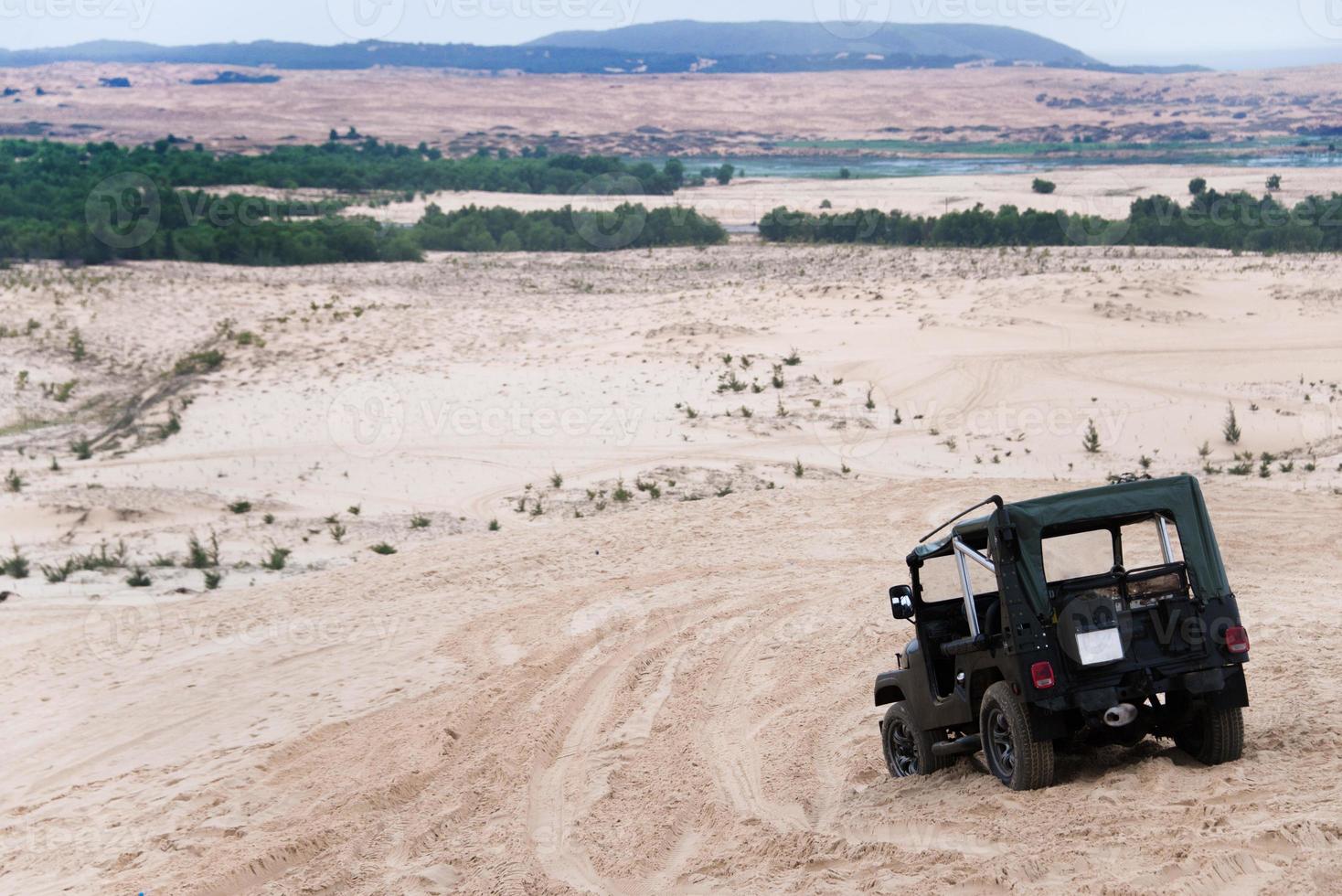 jeep voiture avec blanc sables. vietnam désert, populaire touristique attractions dans Sud de vietnam. photo