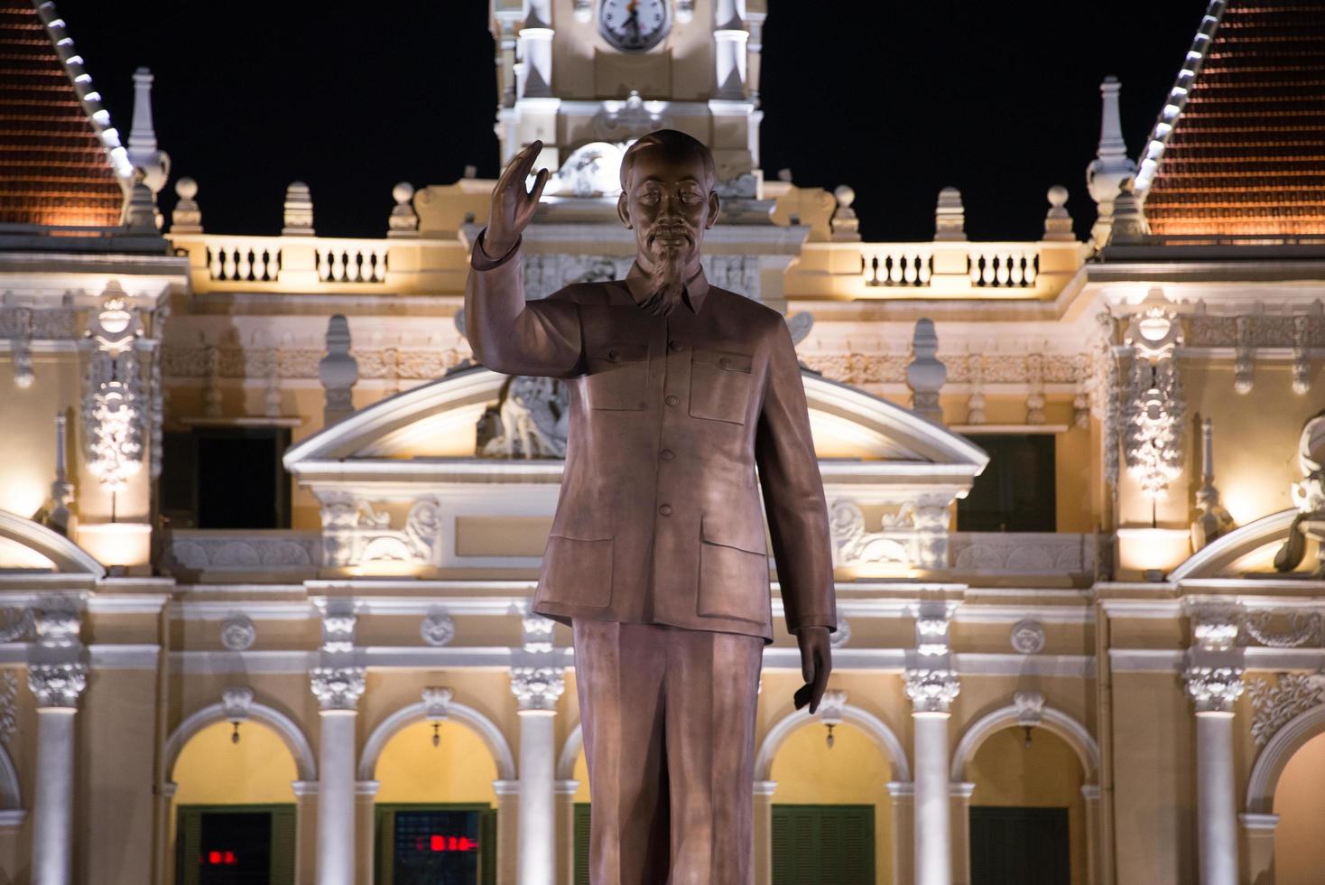 ho chi minh ville, vietnam- déc dix, 2016. le ancien ville salle de saigon a été construit pendant le français colonial period.today il Maisons gouvernement des bureaux. une statue de ho chi minh des stands dans devant. photo