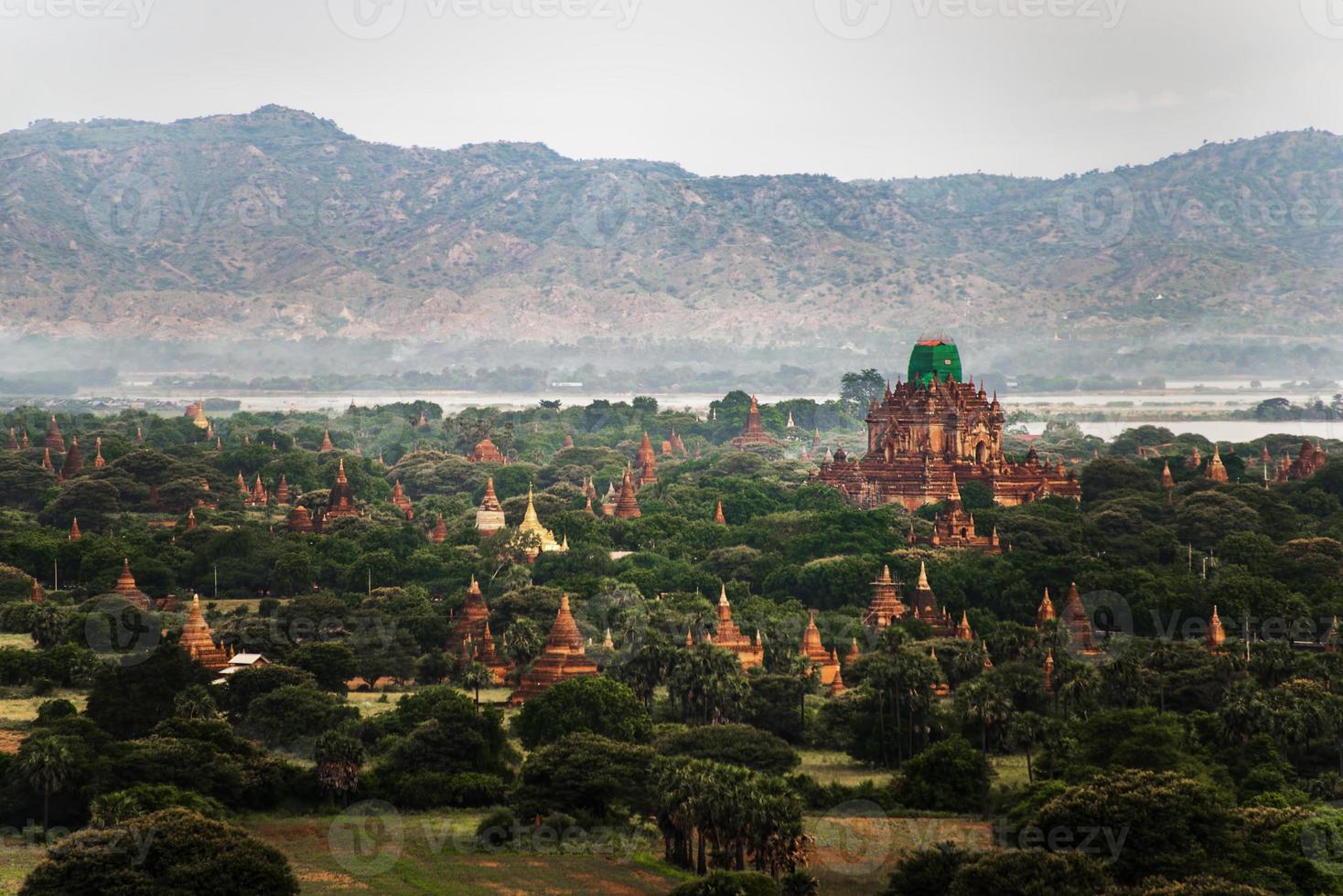 paysage vue de ancien temples, vieux bagan, myanmar photo