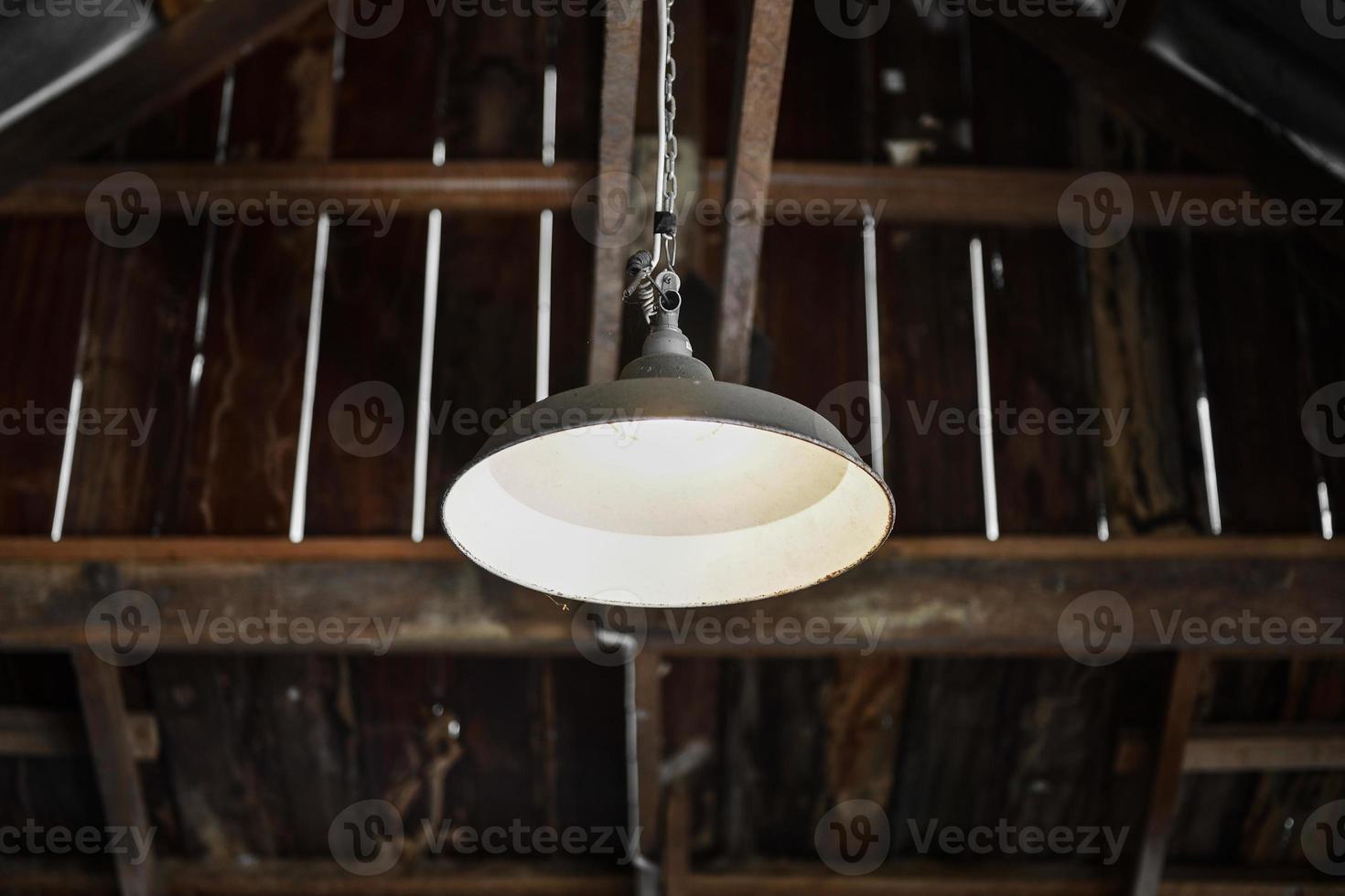 lampe plafond dans bois maison photo