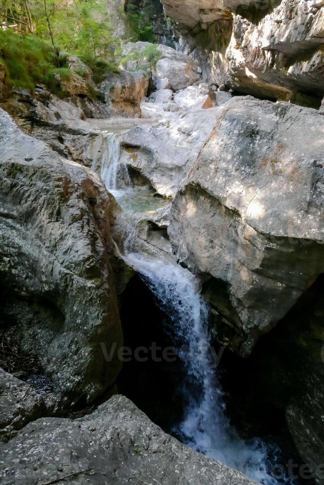 une petit cascade dans le montagnes photo