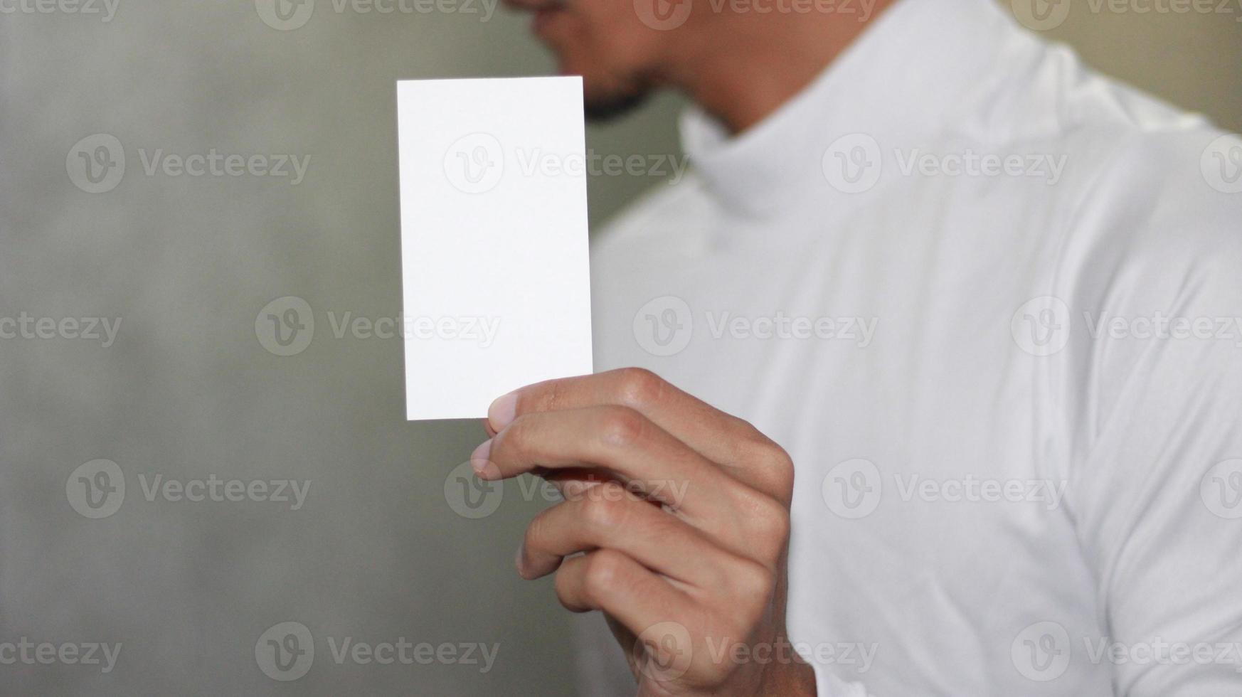 photo de Vide blanc carte dans main