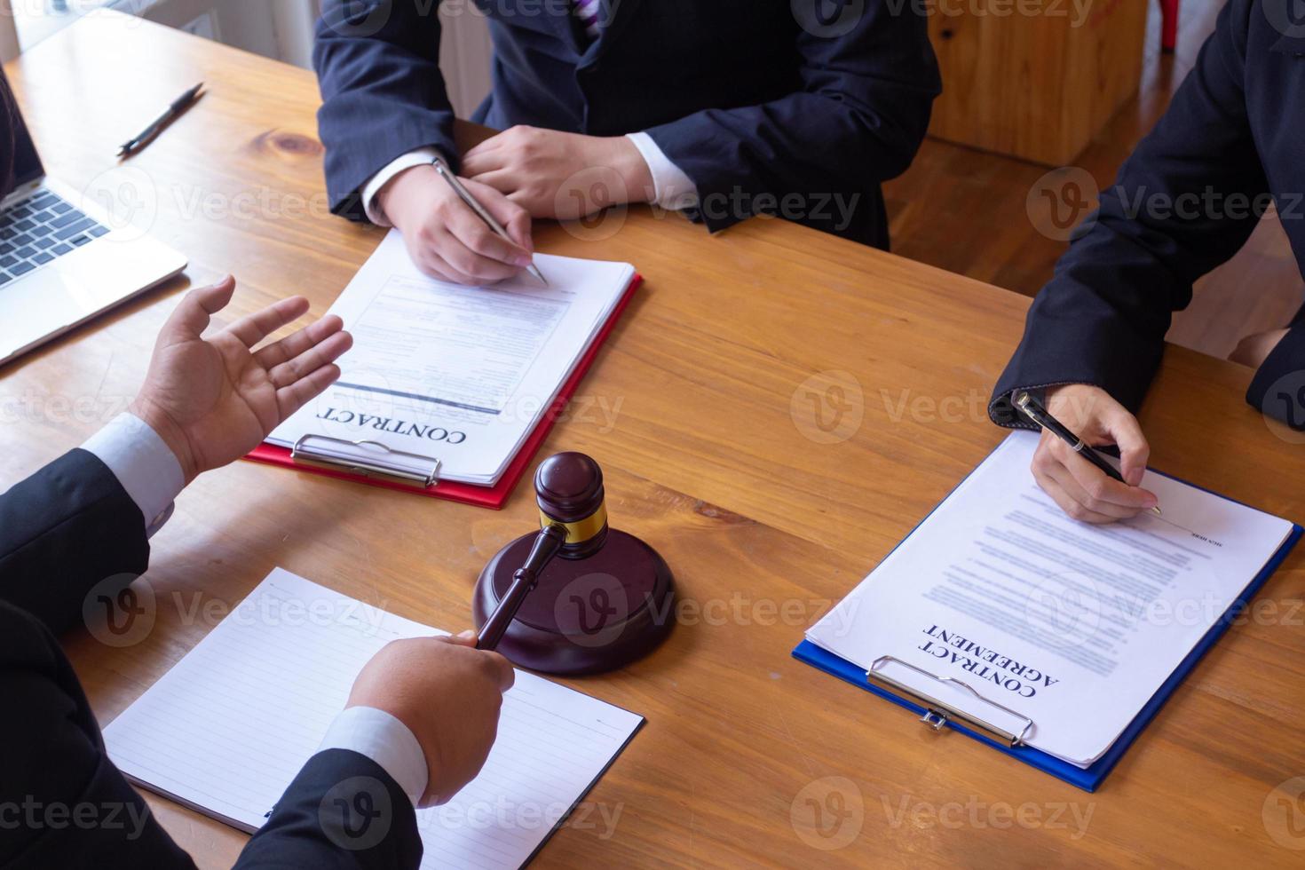 commerce les documents et mixte entreprise les documents sont amené à le investisseurs à signe ensemble dans le légal de l'avocat Bureau car le les documents à être signé doit être été témoin avec le signature. photo