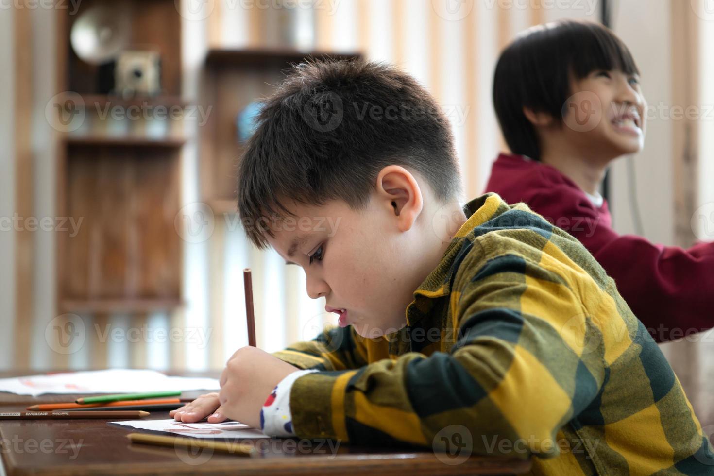 une groupe de élèves de un international école cette favorise la créativité photo