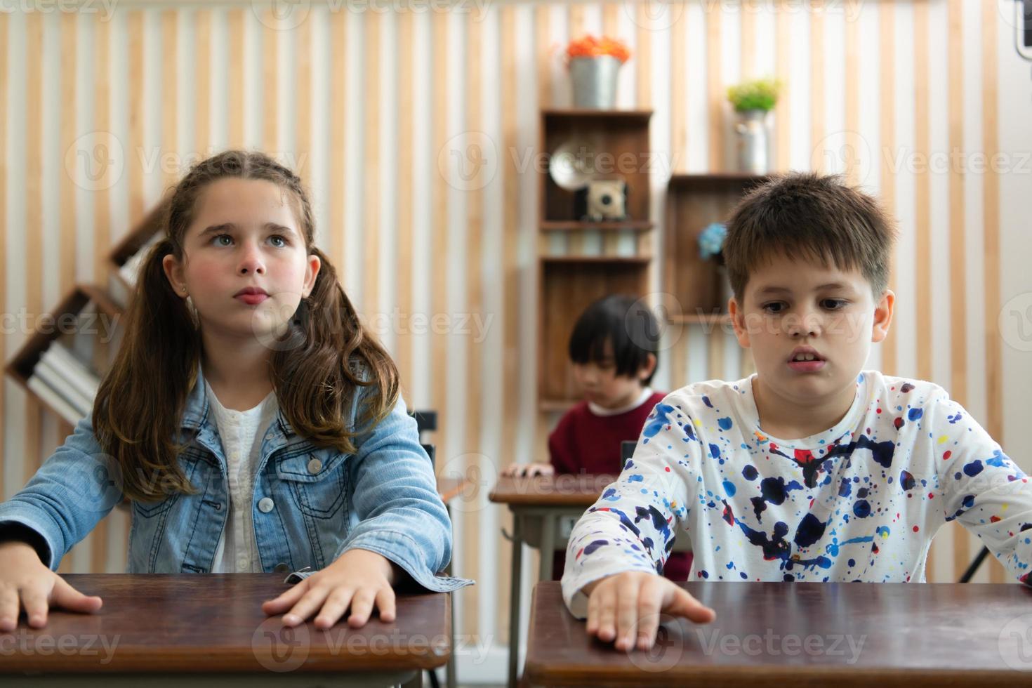 une groupe de élèves de un international école cette favorise la créativité photo