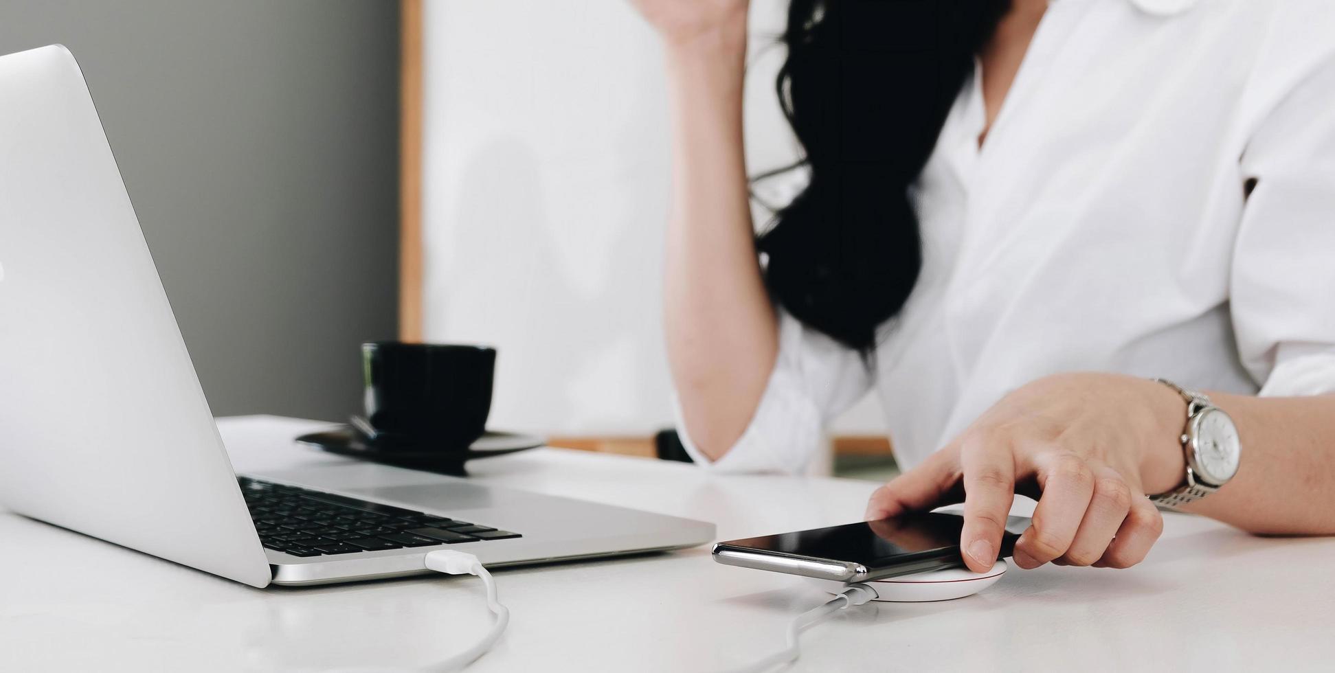 femme, charge, téléphone, bureau photo