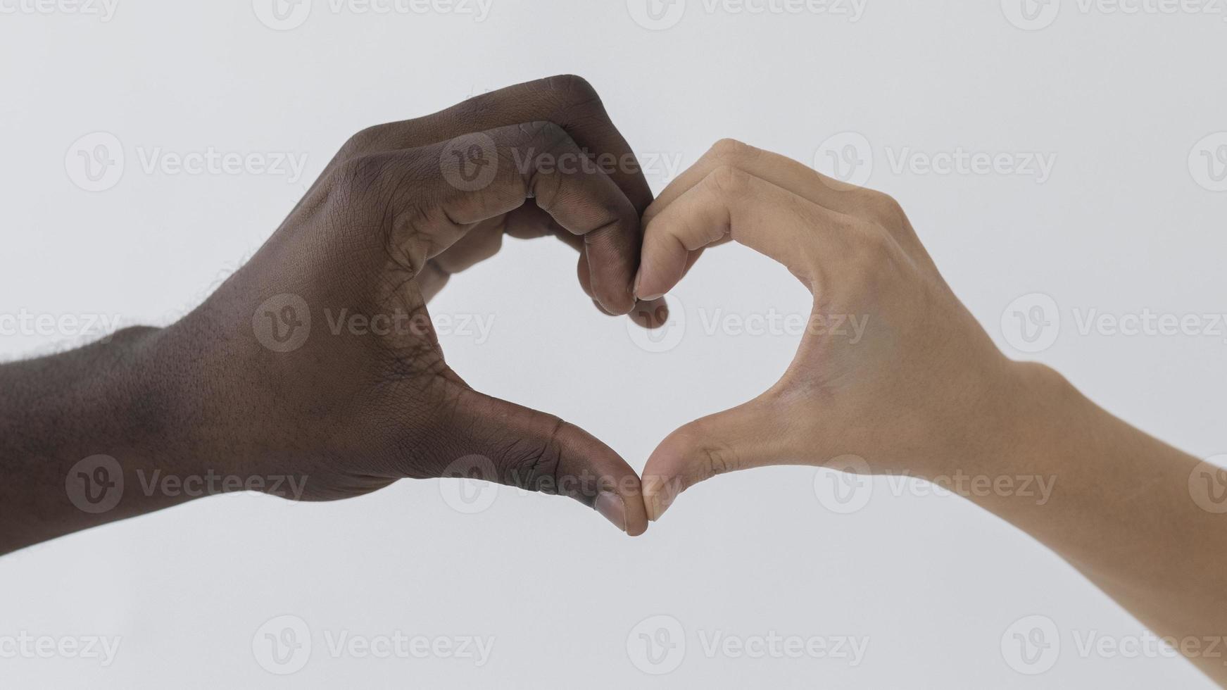mains noires et blanches en forme de coeur photo