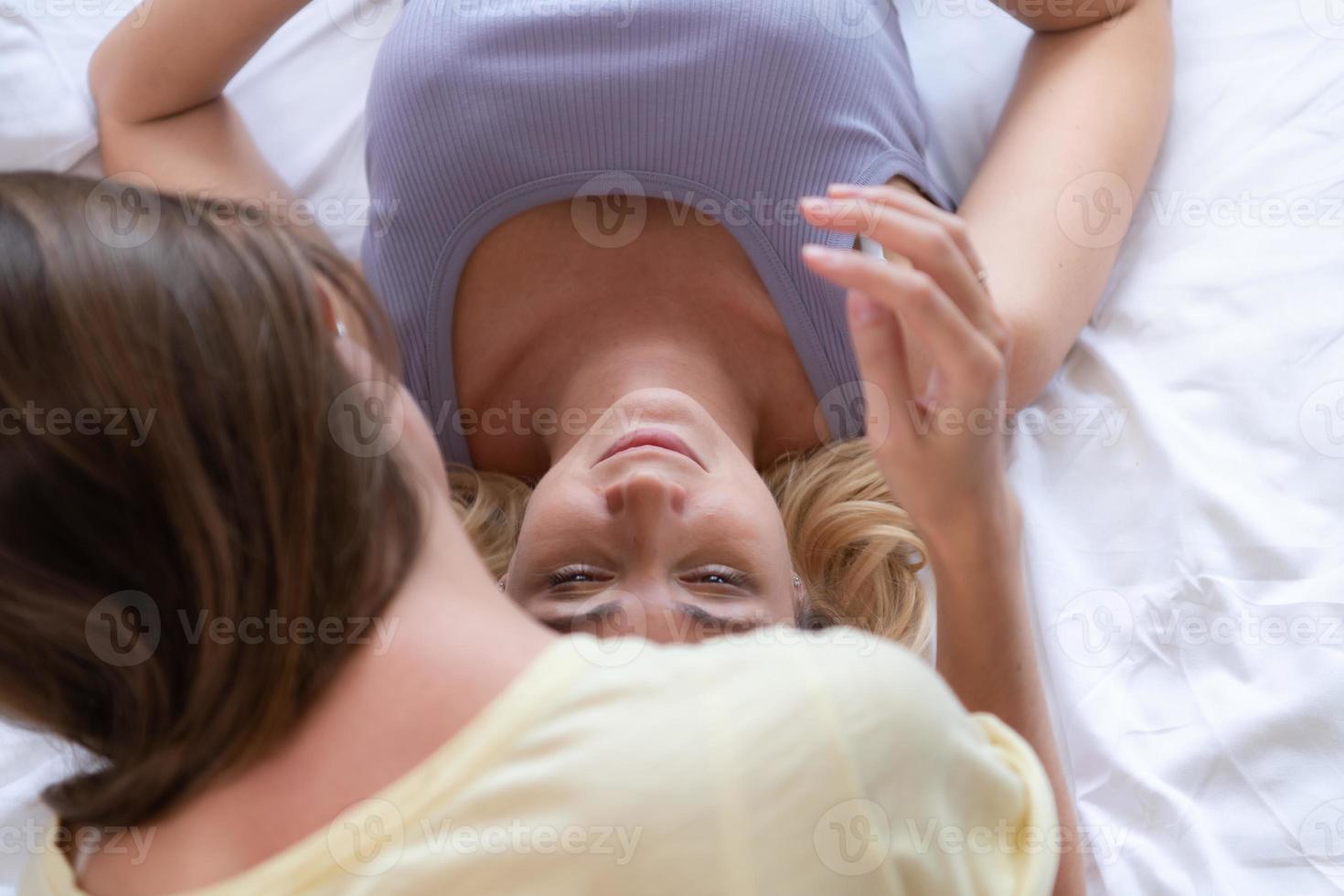 lgbt Jeune couple dans le chambre veille en haut dans le Matin Soleil avec une de bonne humeur ambiance. photo