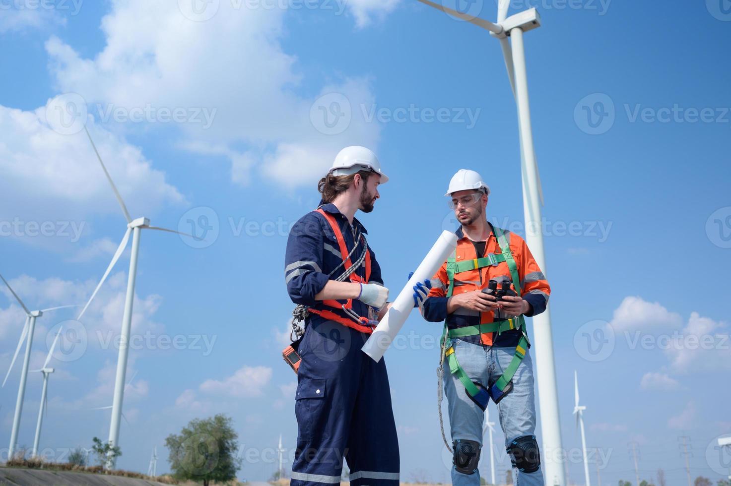 arpenteur et ingénieur examiner le Efficacité de gigantesque vent turbines cette transformer vent énergie dans électrique énergie cette est puis utilisé dans du quotidien vie. photo