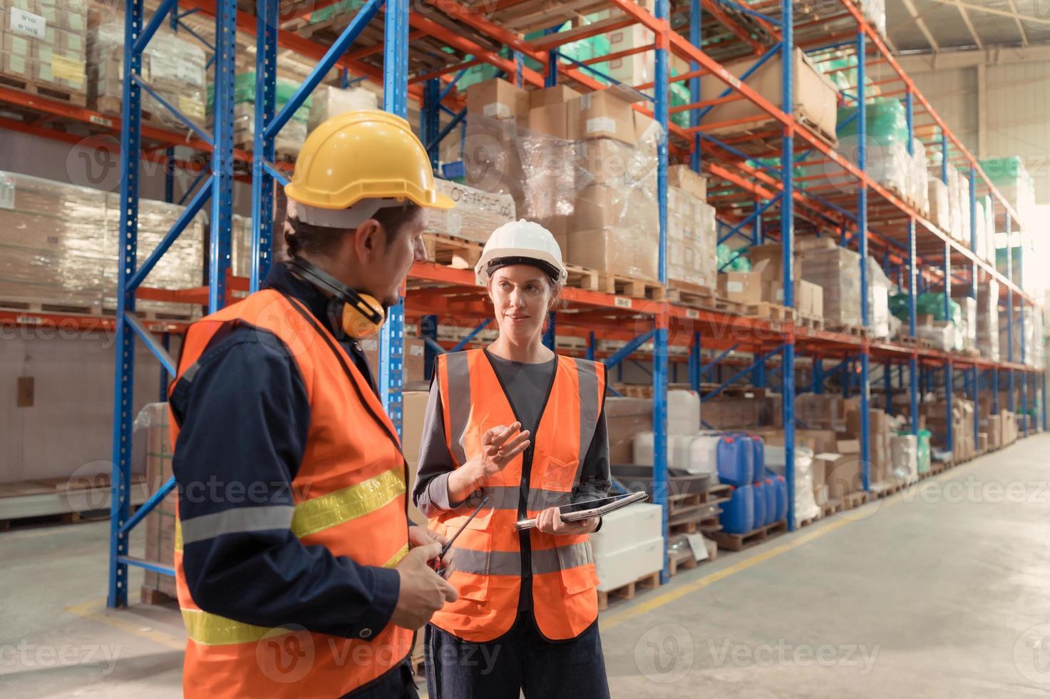 le directeur livre le rapport à le contremaître et conjointement inspecte le des biens cette avoir besoin à être amené dans le central entrepôt. avant Envoi en cours à chaque régional Distribution centre. photo