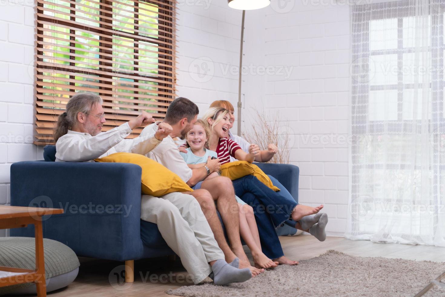 bonheur et amusement de une gros famille qui recueillir à faire Activités à Accueil pour tout âge photo