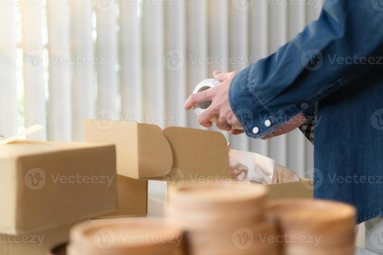 Jeune couple court une petit affaires fabrication argile bijoux. Aidez-moi chaque autre vérifier et record images avant emballage dans le boîte à envoyer à clients. photo