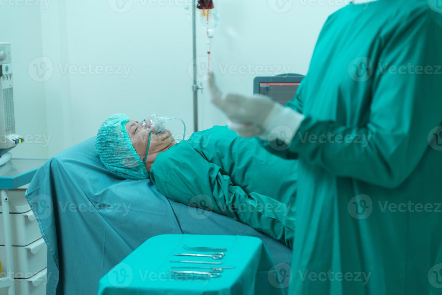 les patients qui avoir subi cœur chirurgie étant en dessous de anesthésie lorsque le anesthésiste met anesthésie sur lui avant le opération. photo