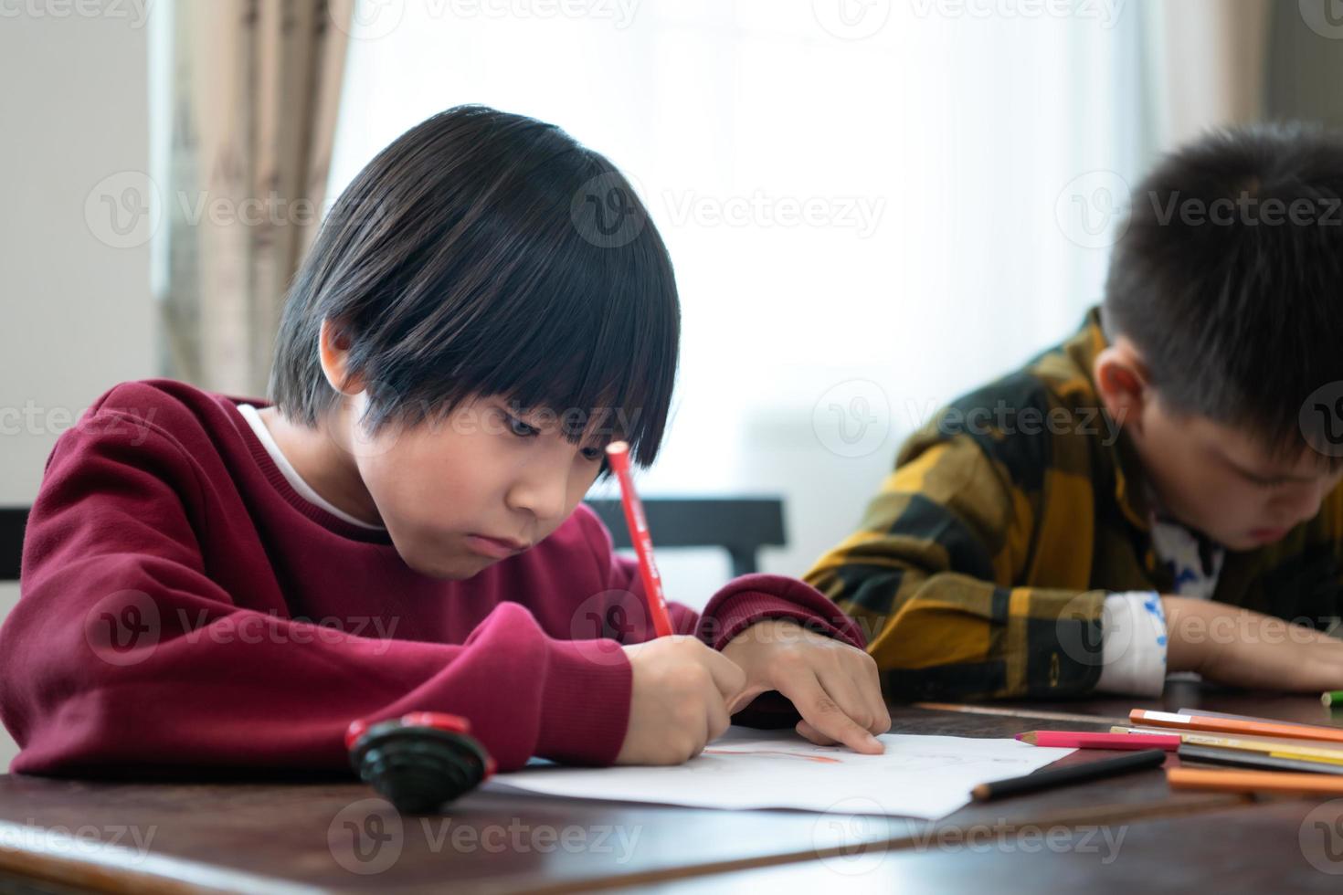 une groupe de élèves de un international école cette favorise la créativité photo