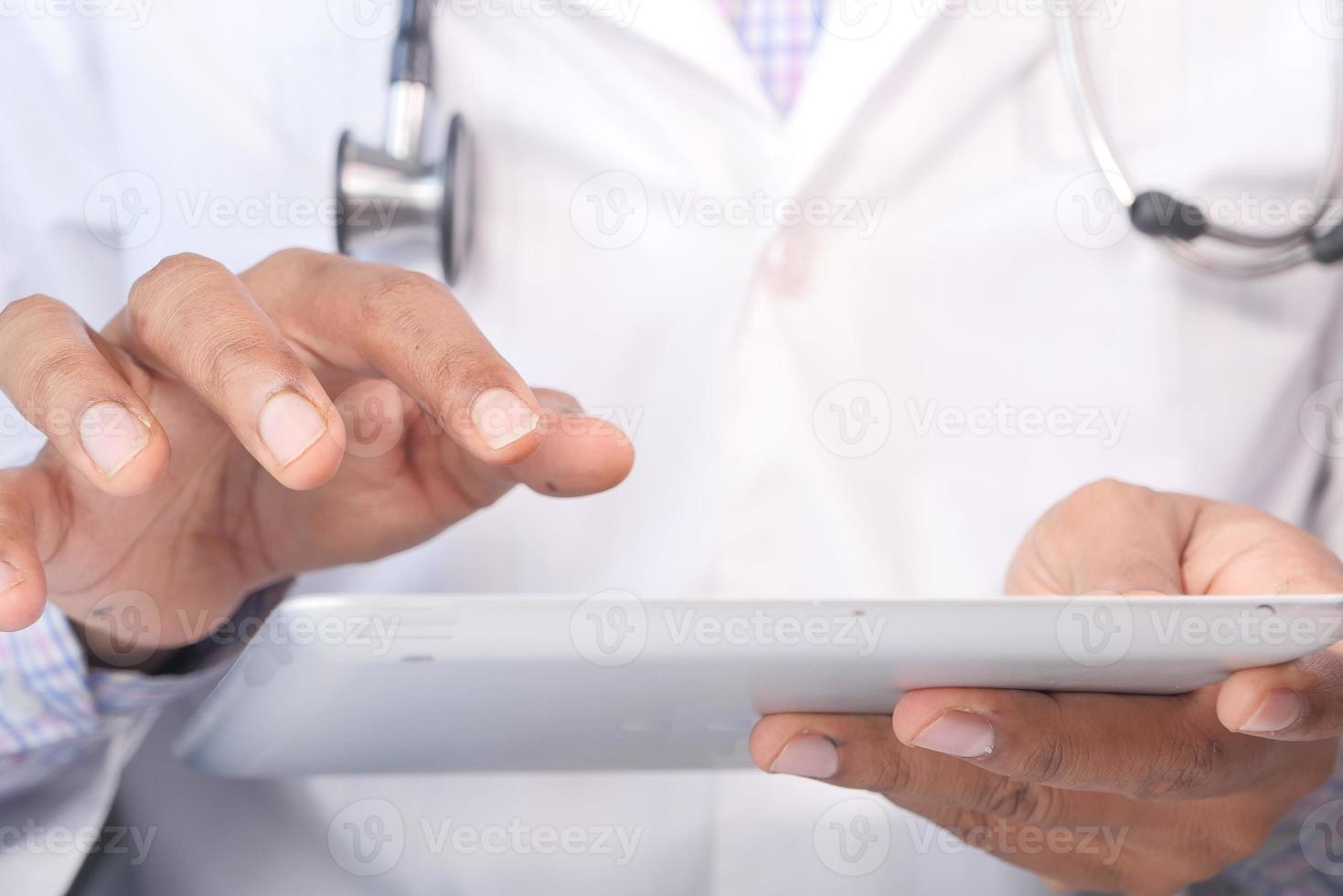 médecin utilisant une tablette numérique photo