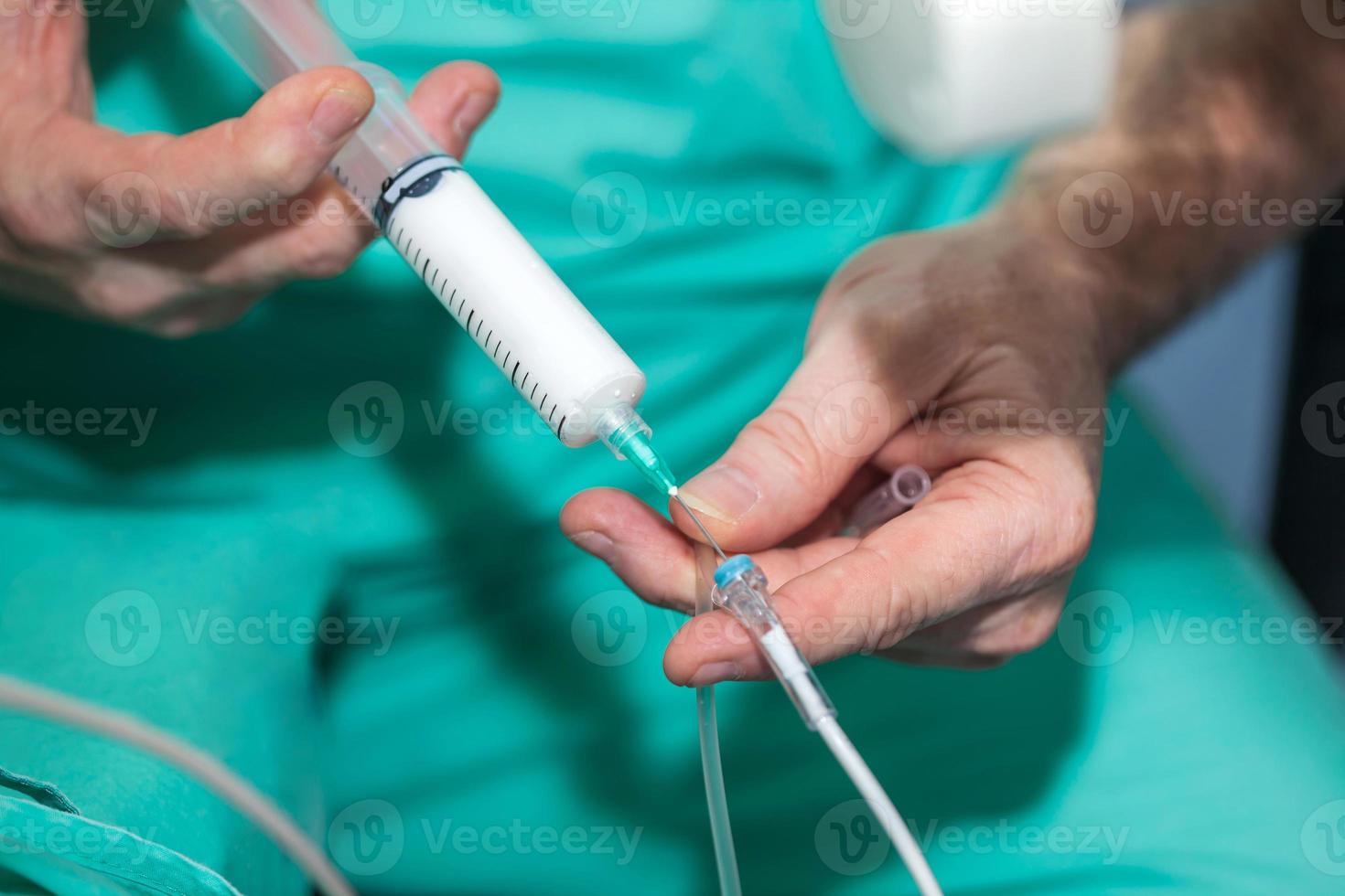chirurgical équipe en train de préparer leur patient pour chirurgie, anesthésiste donne anesthésie à une patient photo