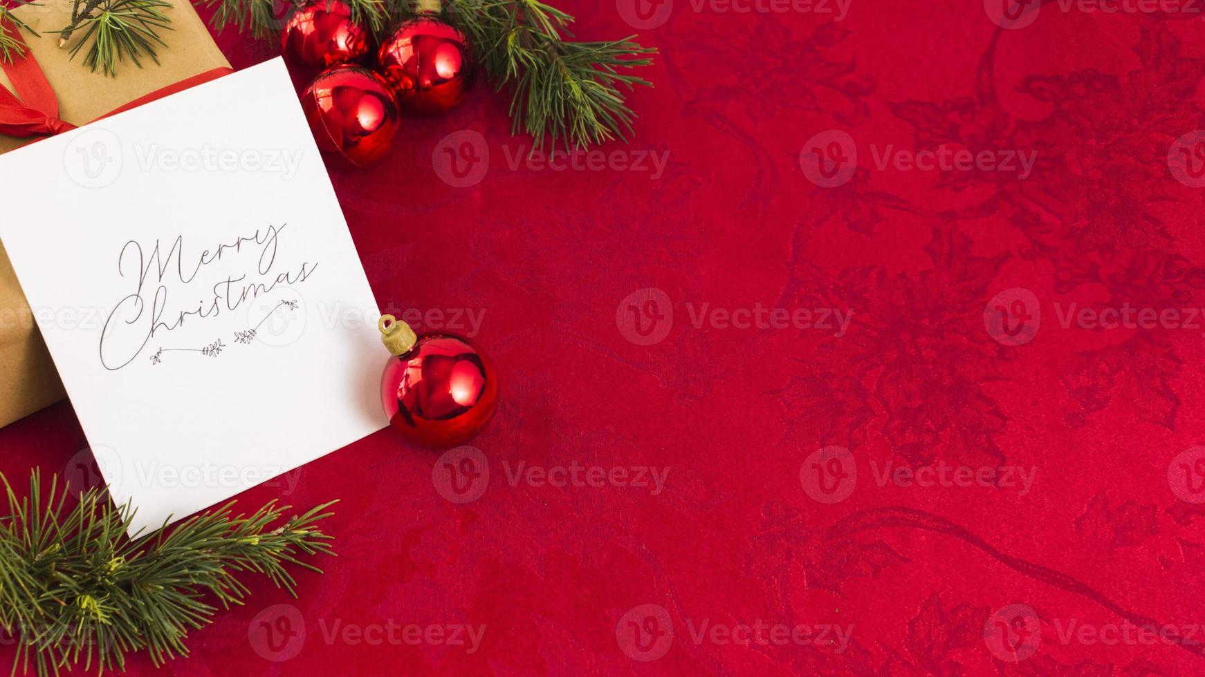 carte de voeux de Noël avec des boules rouges photo