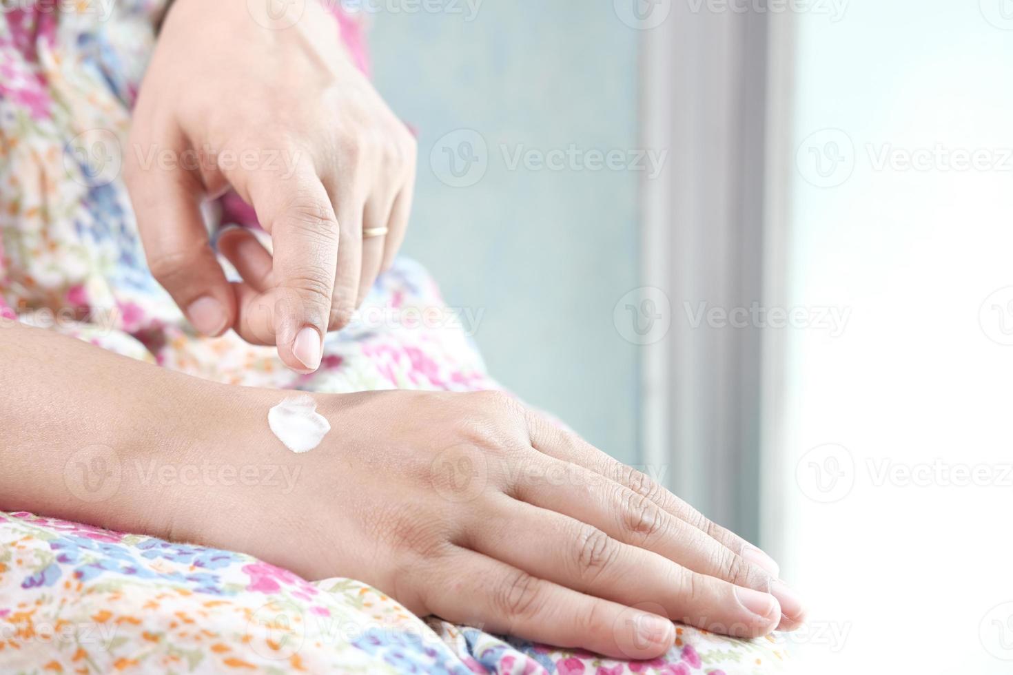 femme, mettre la lotion sur les mains photo