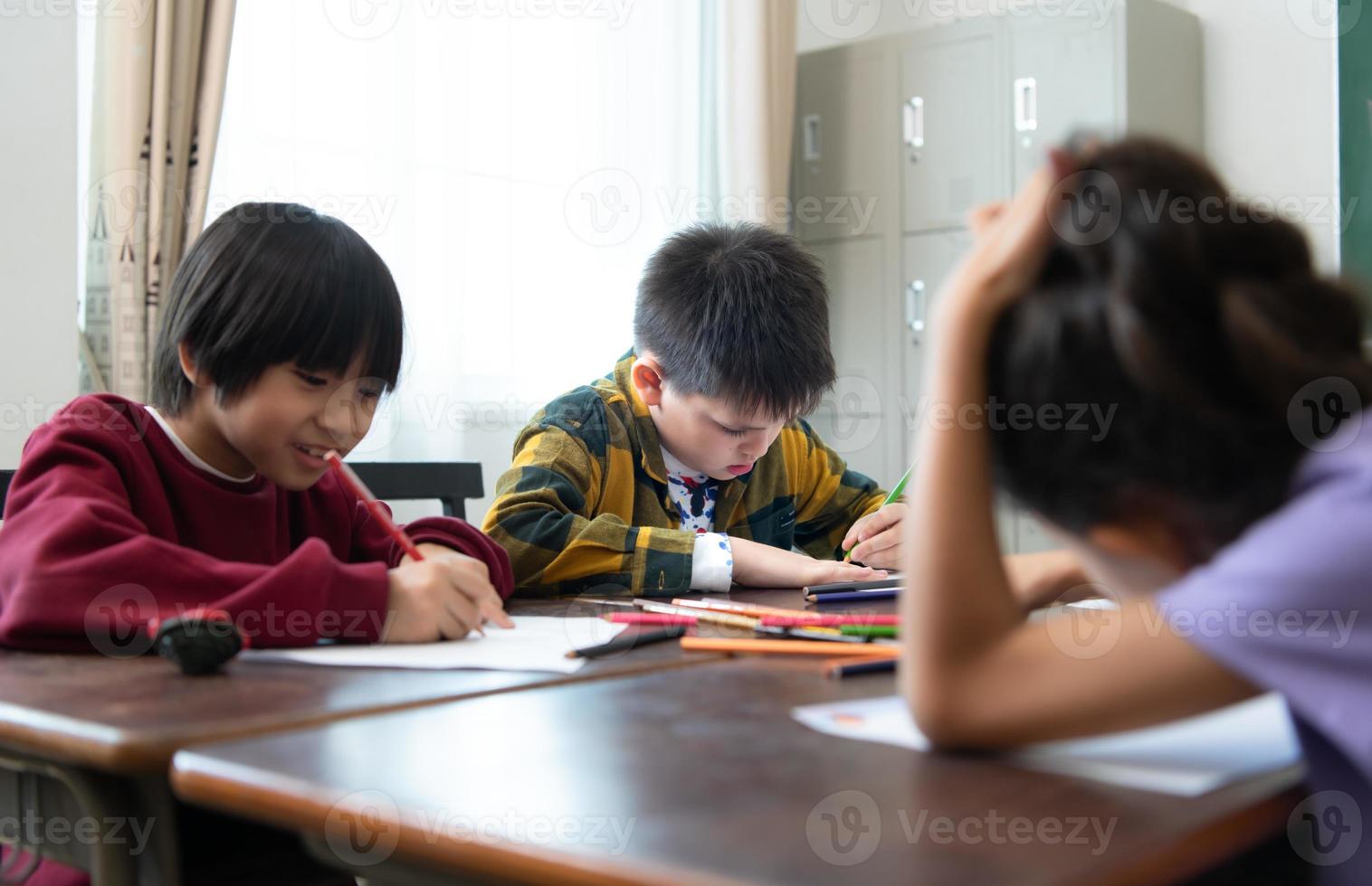 une groupe de élèves de un international école cette favorise la créativité photo