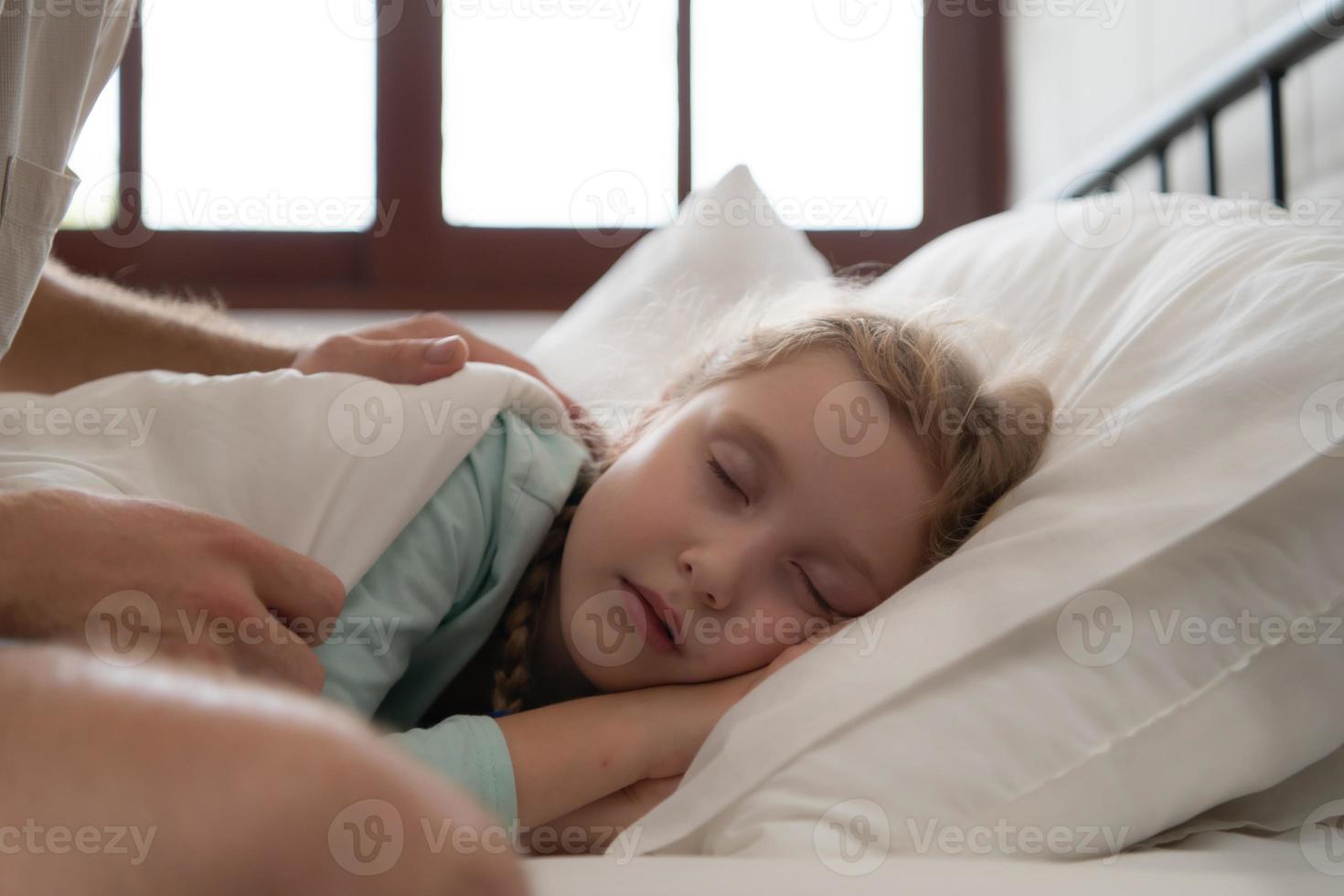 une père jouit parlant avec le sien fille dans le sien chambre à coucher. avant en disant Au revoir et Envoi en cours sa fille à lit photo