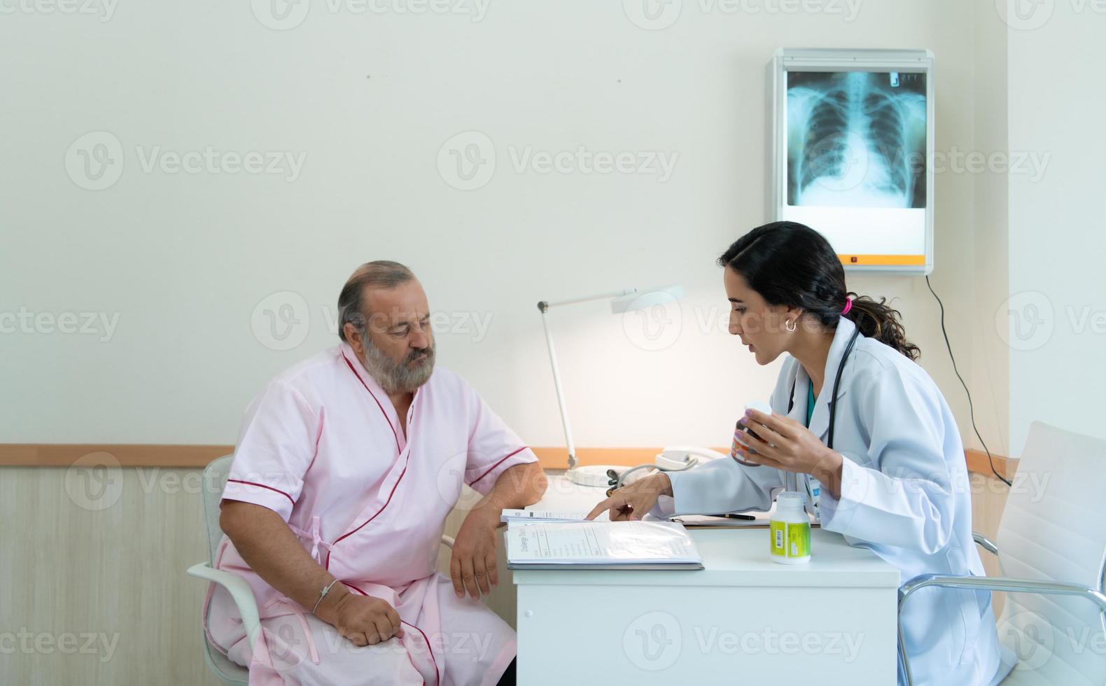 une femelle médecin examine le maladie et donne Conseil sur prise médicament. pour personnes âgées les patients recevoir traitement photo