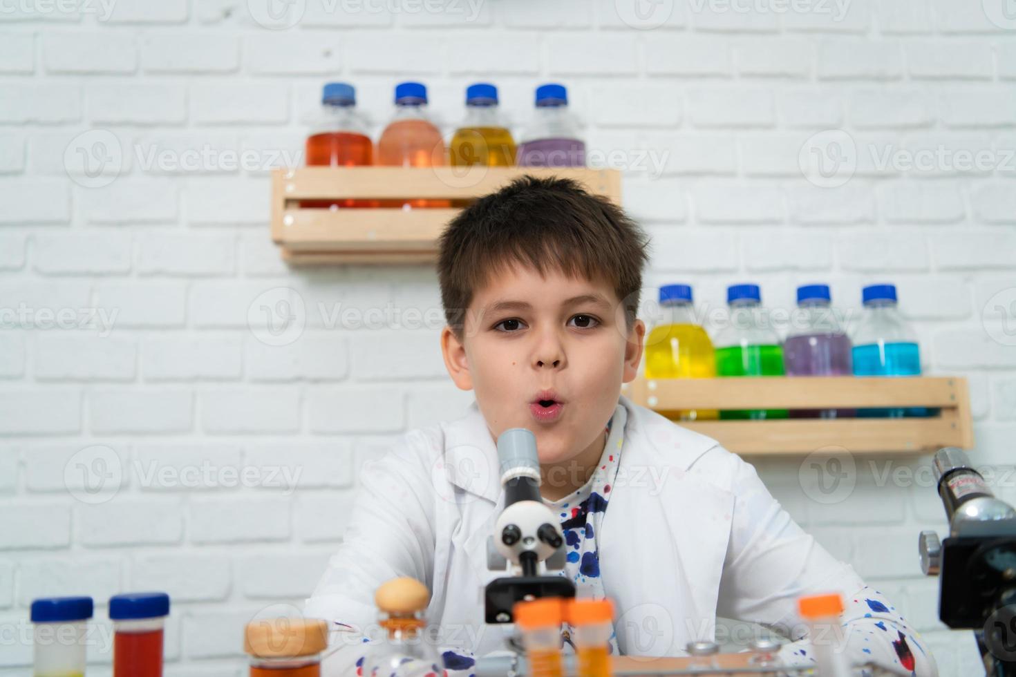 peu garçon dans science salle de cours il est le base pour le processus de systématique pensée, raisonnement, observation, Les données collection. comme bien comme une analyse pour En traitement photo