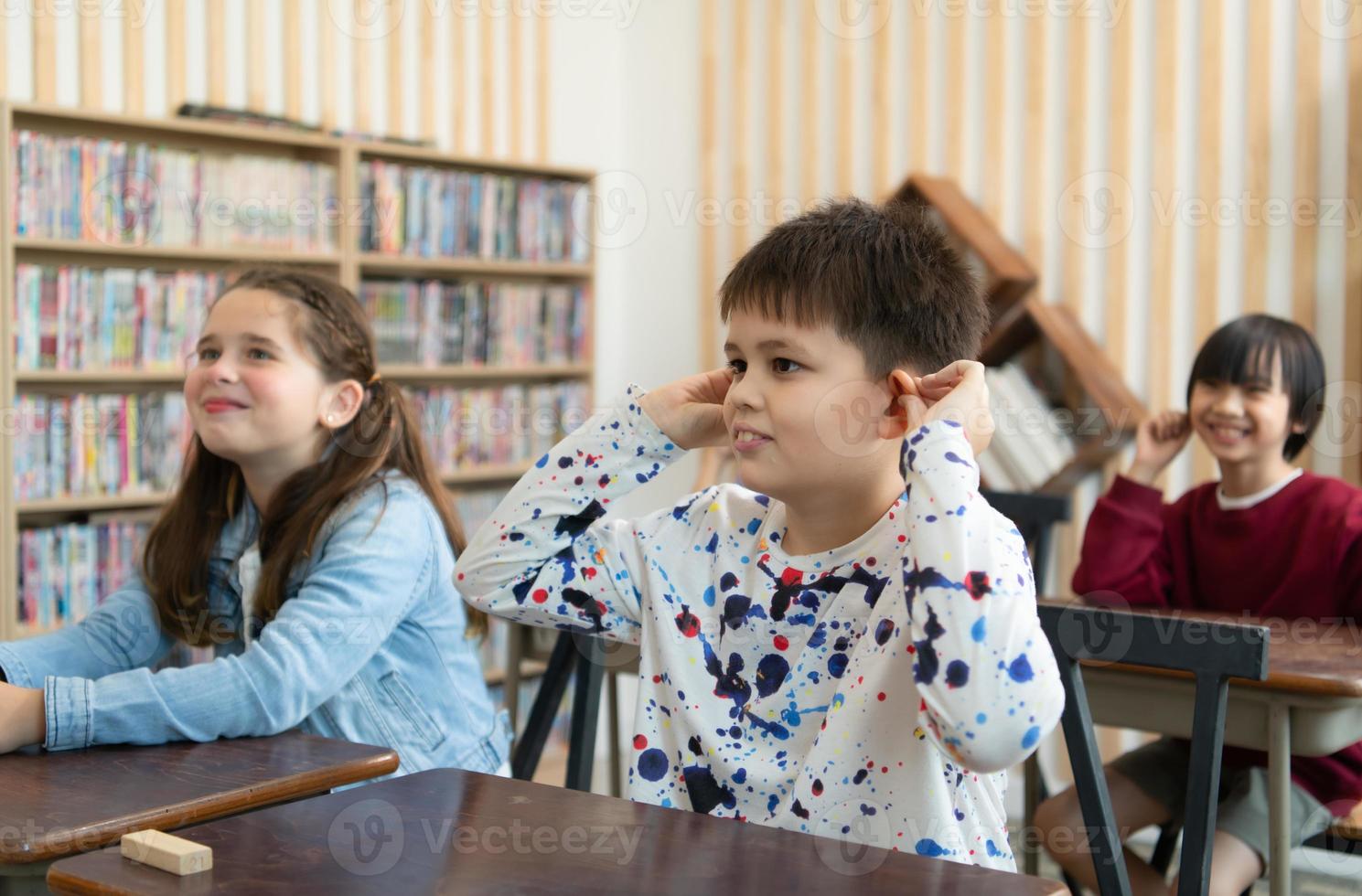 une groupe de élèves de un international école cette favorise la créativité photo