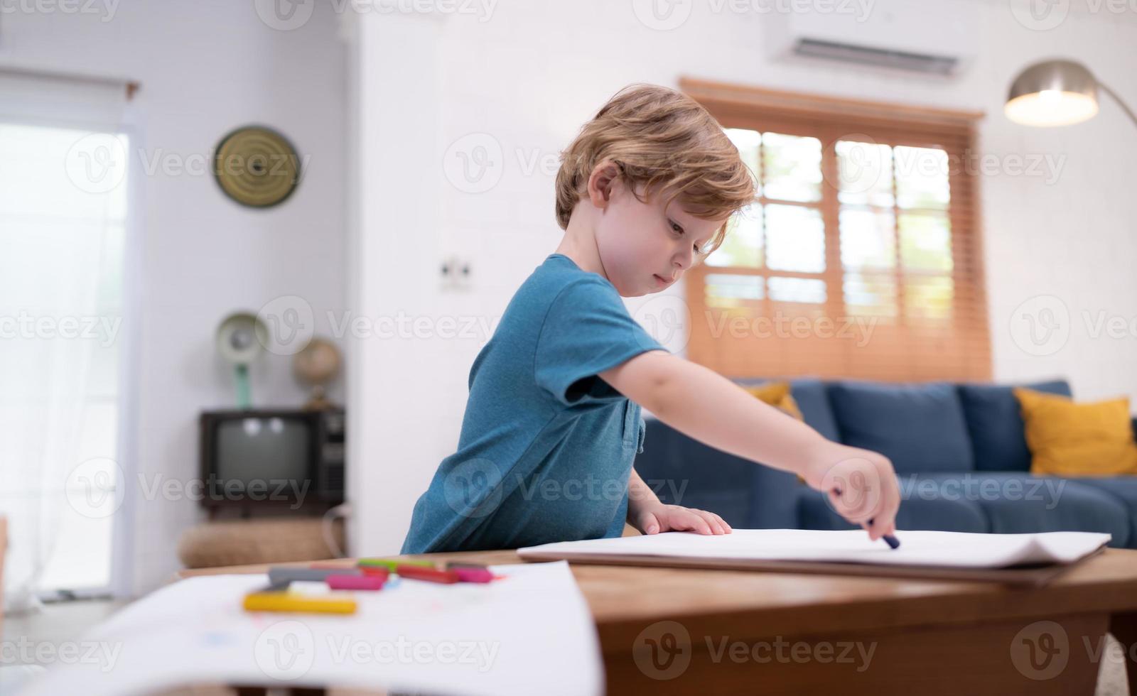 une peu enfant imagination est représentée par coloré crayon dessins, avec le mère attentivement surveillance dans le vivant pièce de le maison. photo