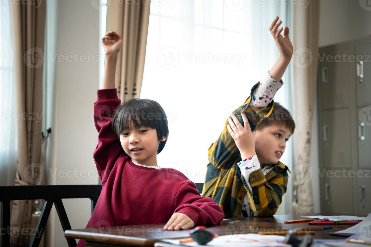 une groupe de élèves de un international école cette favorise la créativité photo