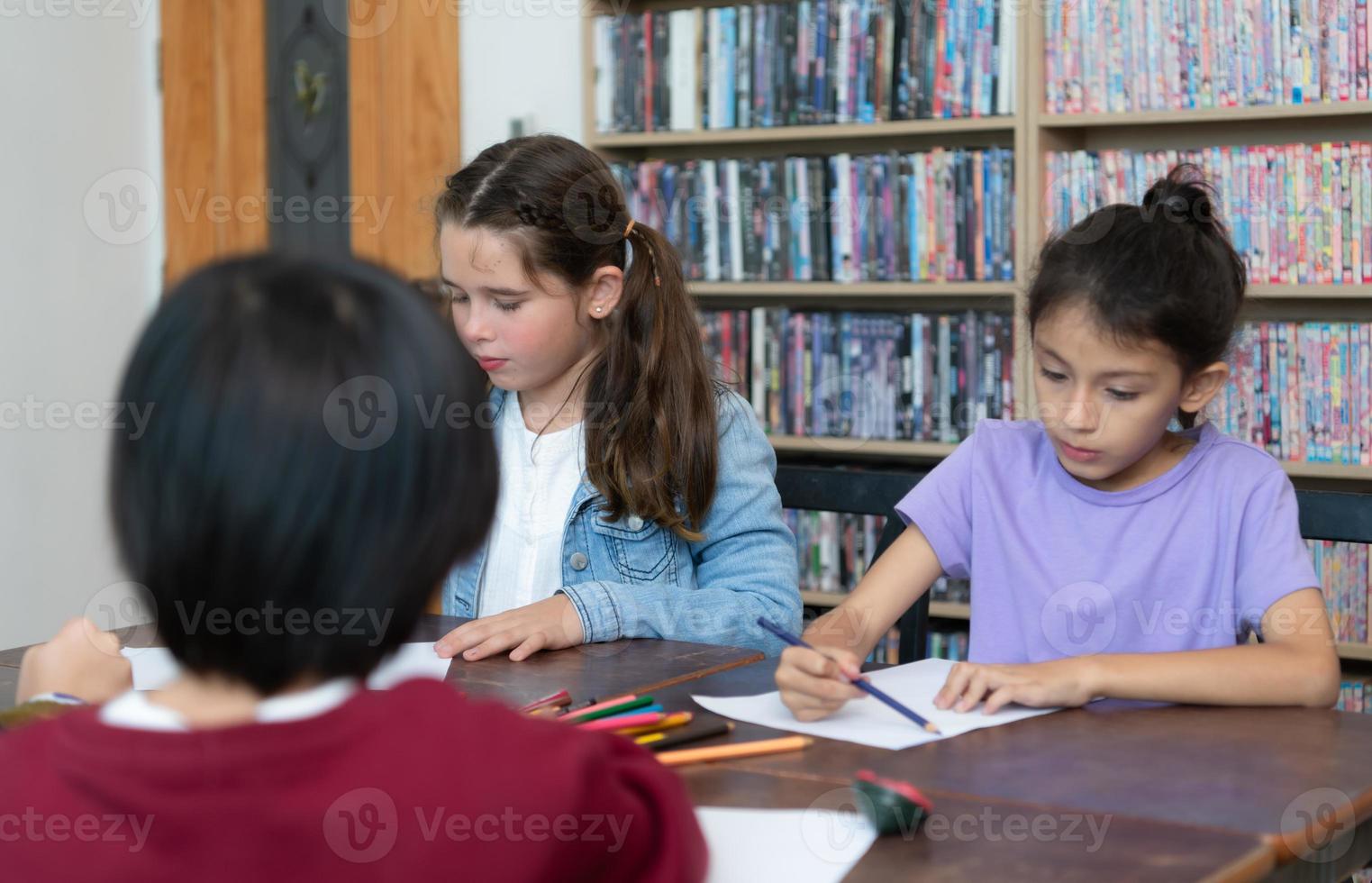 une groupe de élèves de un international école cette favorise la créativité photo