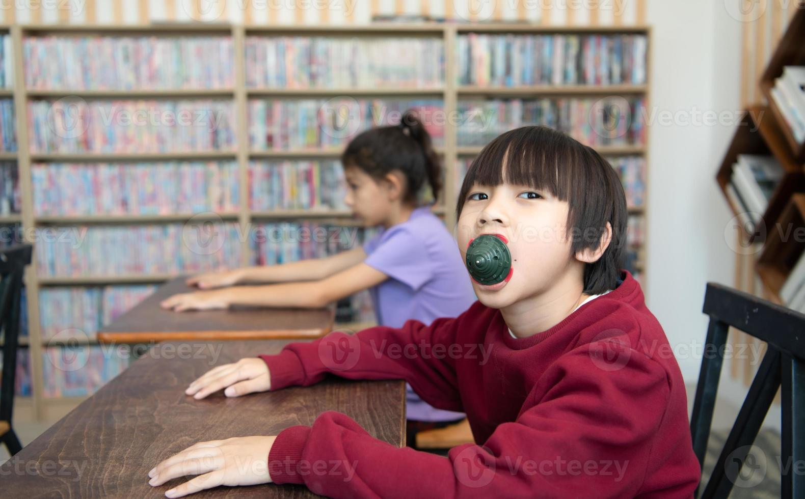 une groupe de élèves de un international école cette favorise la créativité photo