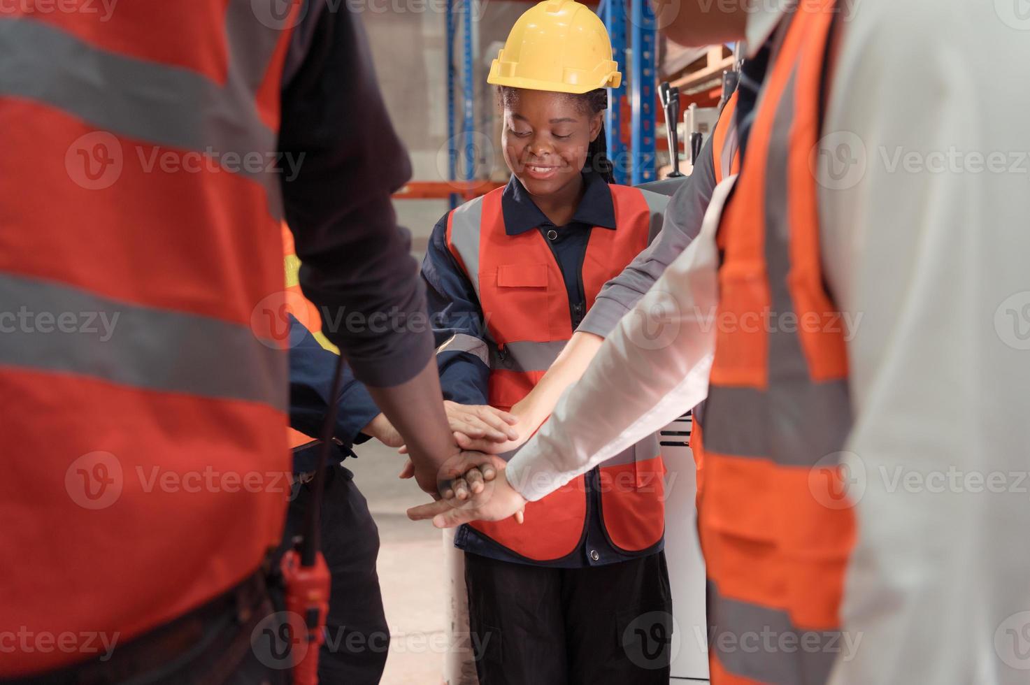 le directeur encouragé le entrepôt ouvriers à travail difficile à avoir le des biens en dehors de le entrepôt à terminer le petit marchands ce soir. par joindre mains et création une boom photo