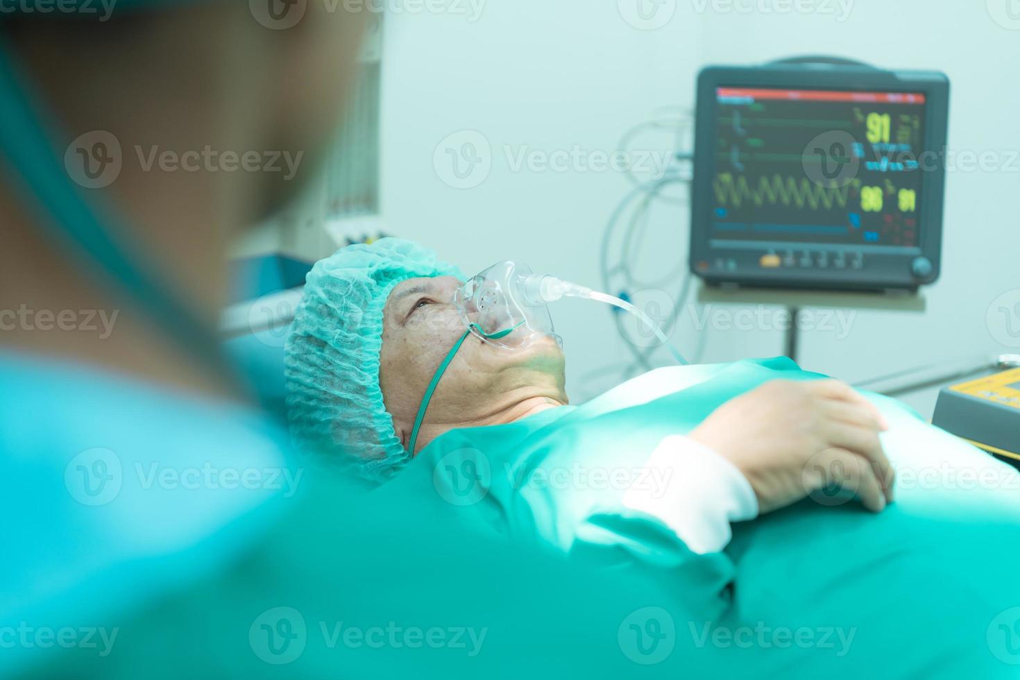 les patients qui avoir subi cœur chirurgie étant en dessous de anesthésie lorsque le anesthésiste met anesthésie sur lui avant le opération. photo