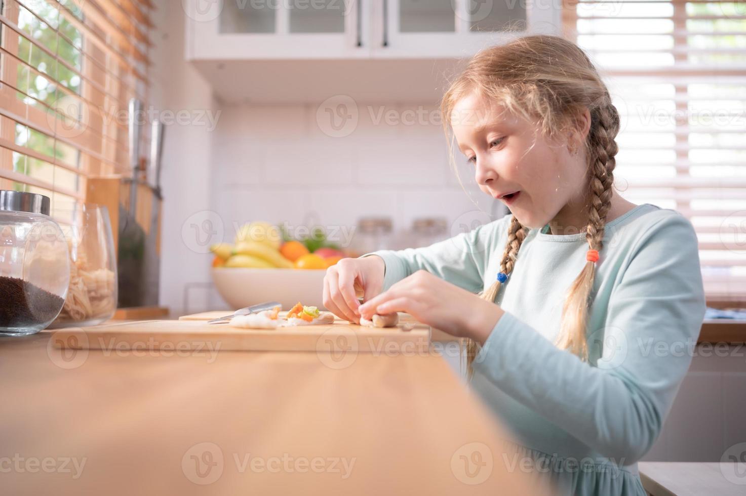 petite fille de grands-parents dans une cuisine avec beaucoup de Naturel lumière, Aidez-moi cuisinier dîner pour le journée pour le famille. photo