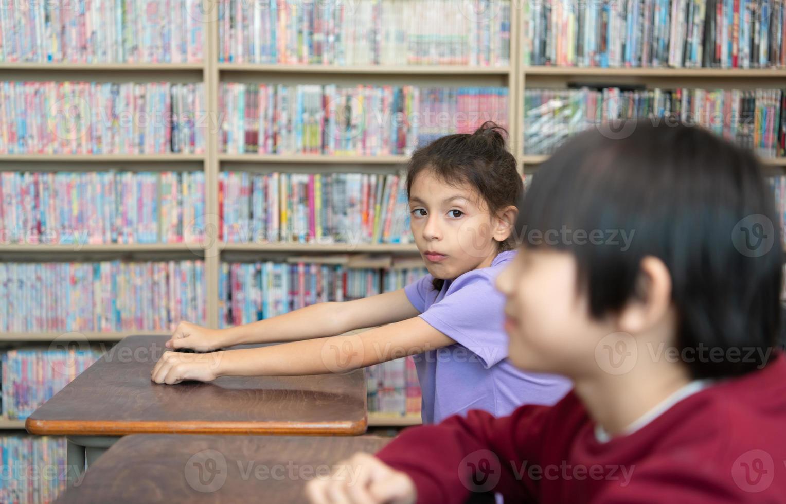 une groupe de élèves de un international école cette favorise la créativité photo