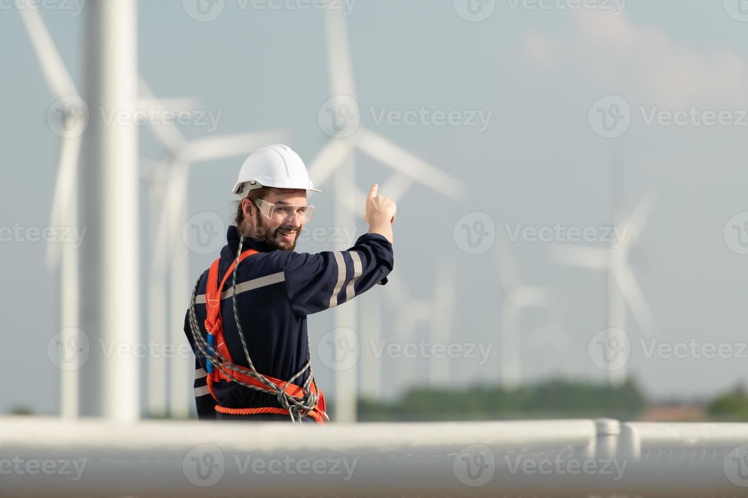 ingénieur à Naturel énergie vent turbine site avec une mission à montée en haut à le vent turbine lames à inspecter le opération de grand vent turbines cette convertit vent énergie dans électrique énergie photo