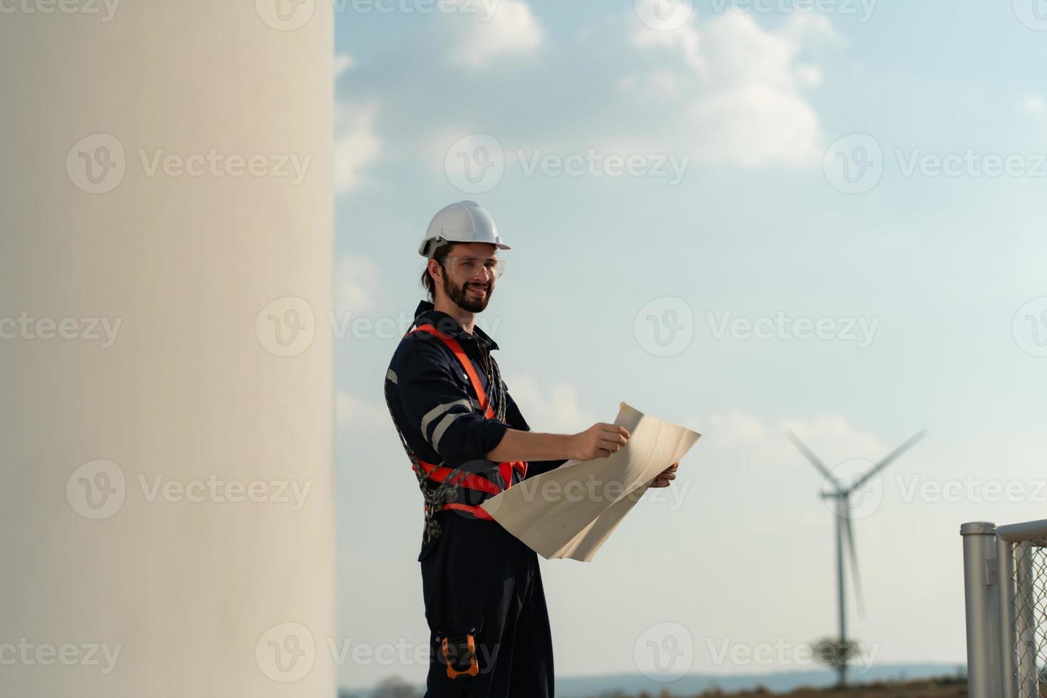 ingénieur à Naturel énergie vent turbine site avec une mission à montée en haut à le vent turbine lames à inspecter le opération de grand vent turbines cette convertit vent énergie dans électrique énergie photo