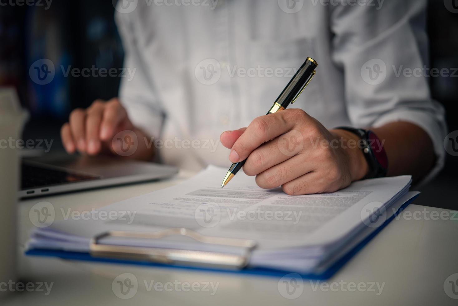 affaires la personne l'écriture Contrat loi et papier travail pour affaires et finance, écrire document, Achevée emploi application formes, Contrat réel biens et Assurance concept. photo